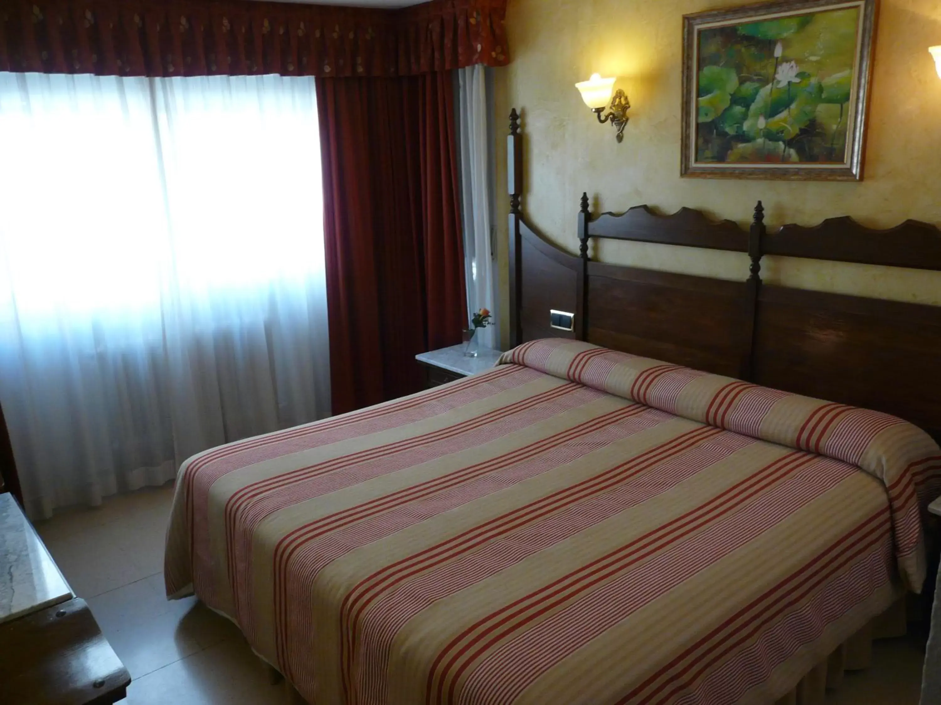 Photo of the whole room, Bed in Hotel Reyes Catolicos