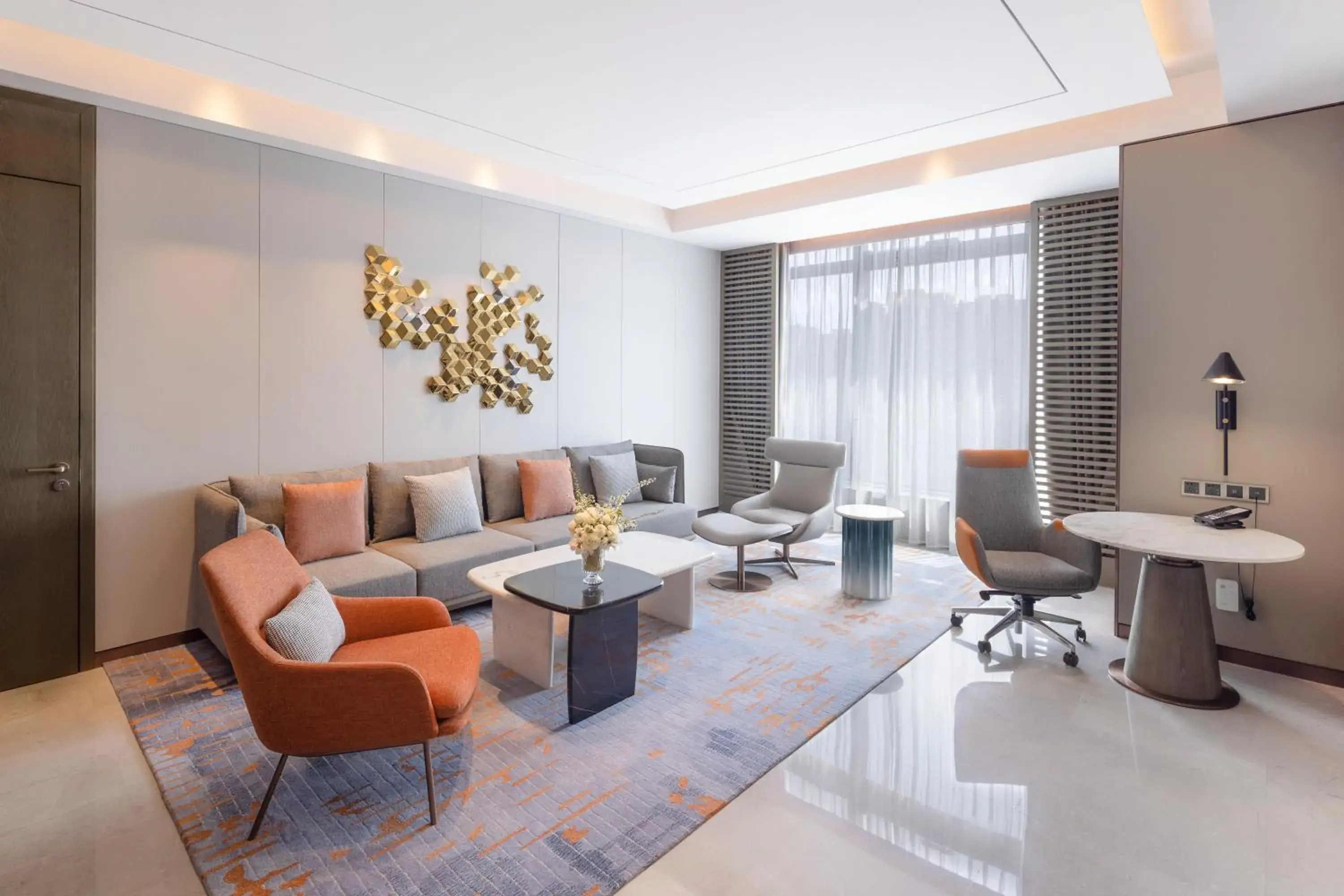 Living room, Seating Area in Crowne Plaza Qingdao Jinshui, an IHG Hotel