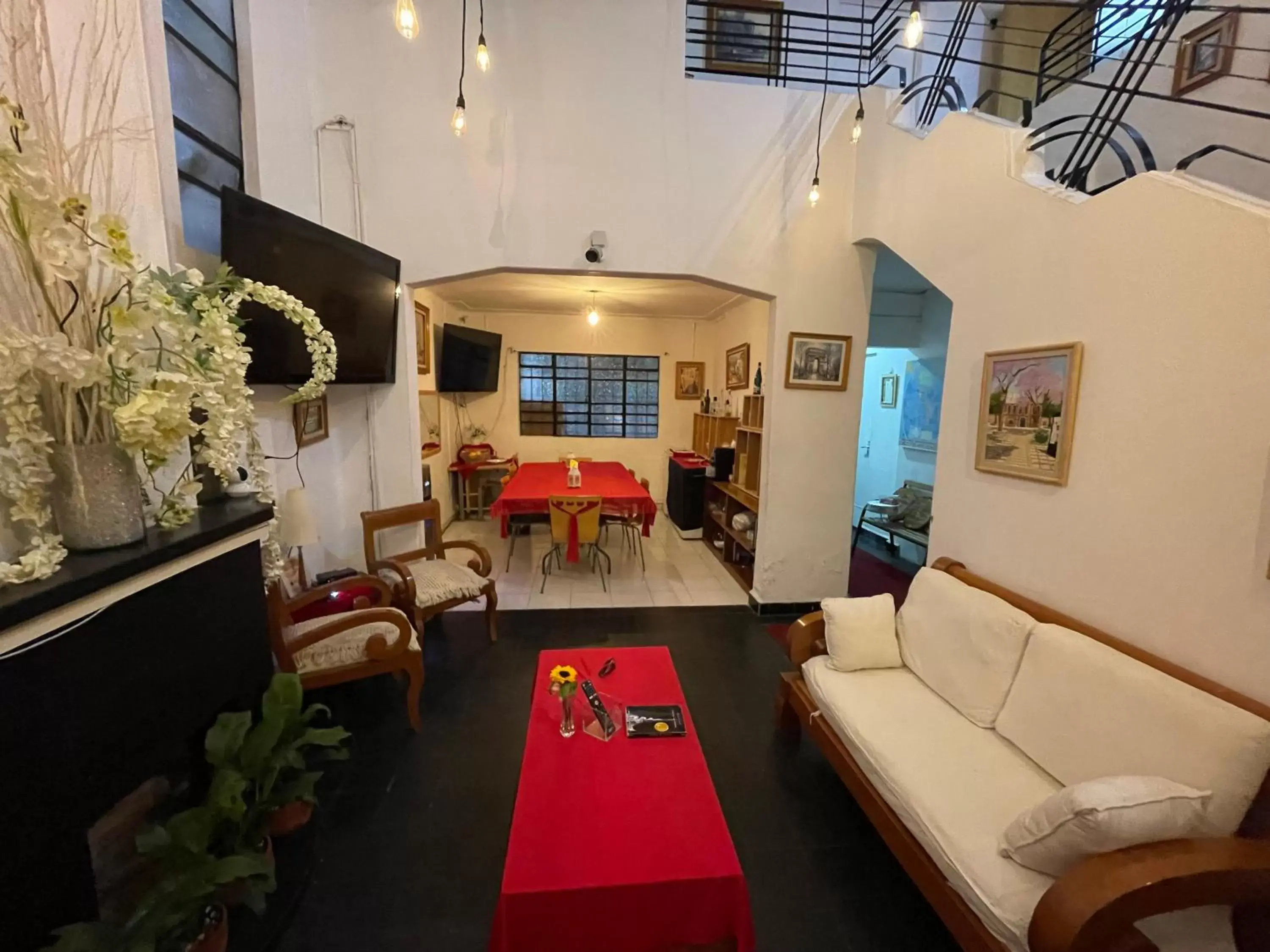 Communal lounge/ TV room in Hostal Roma Condesa