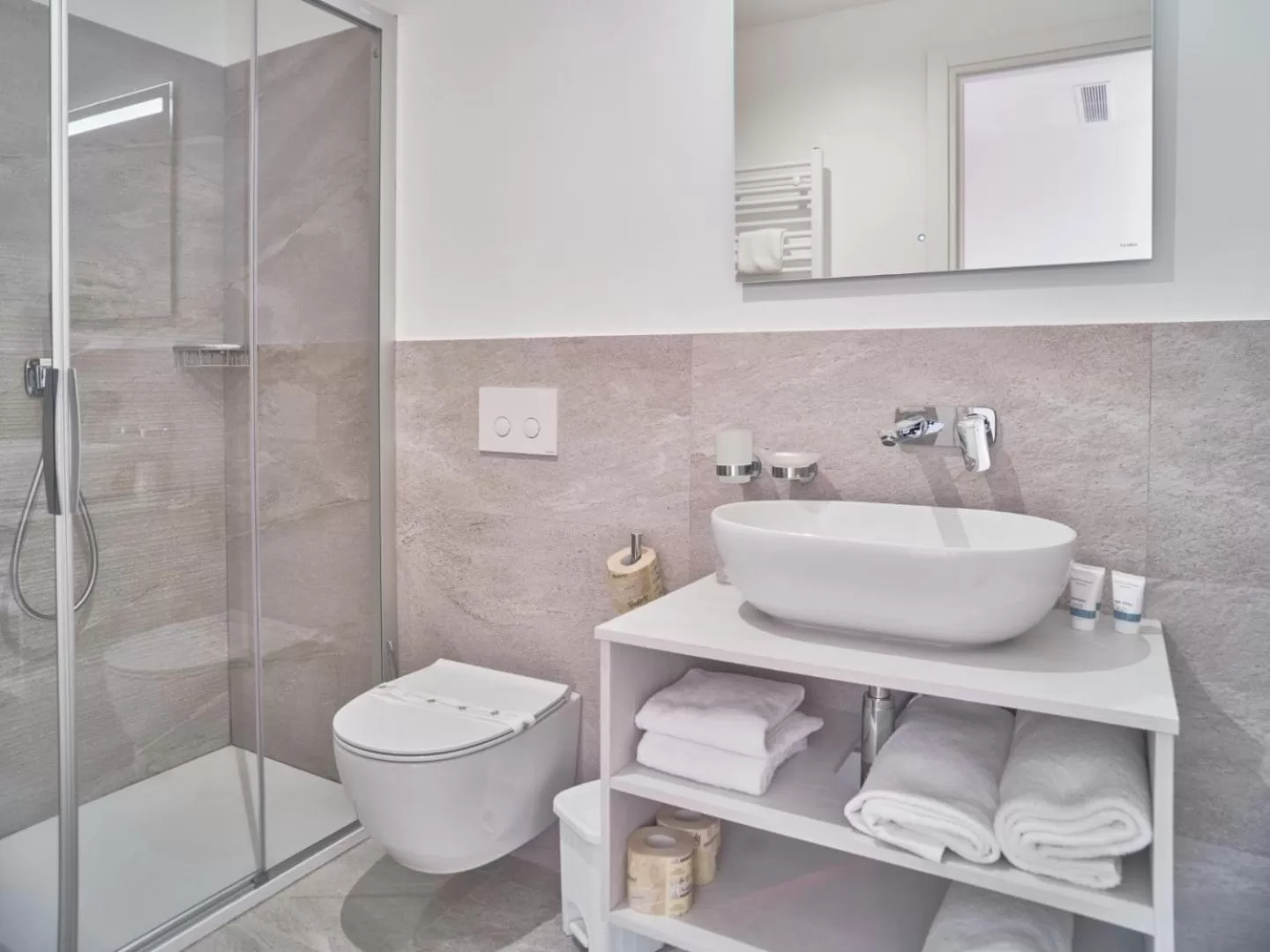 Shower in Hotel Medusa