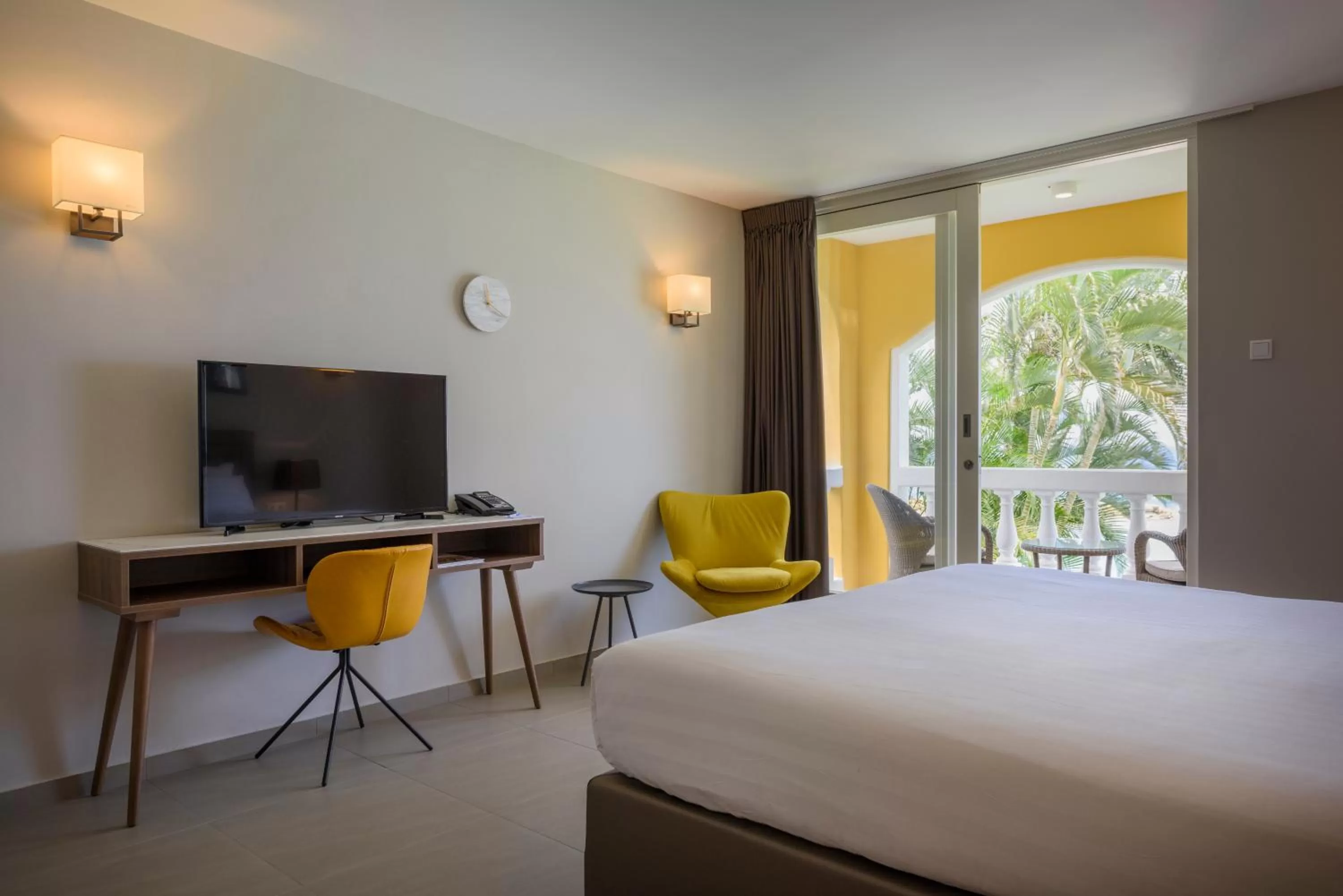 Balcony/Terrace, Bed in Curacao Avila Beach Hotel