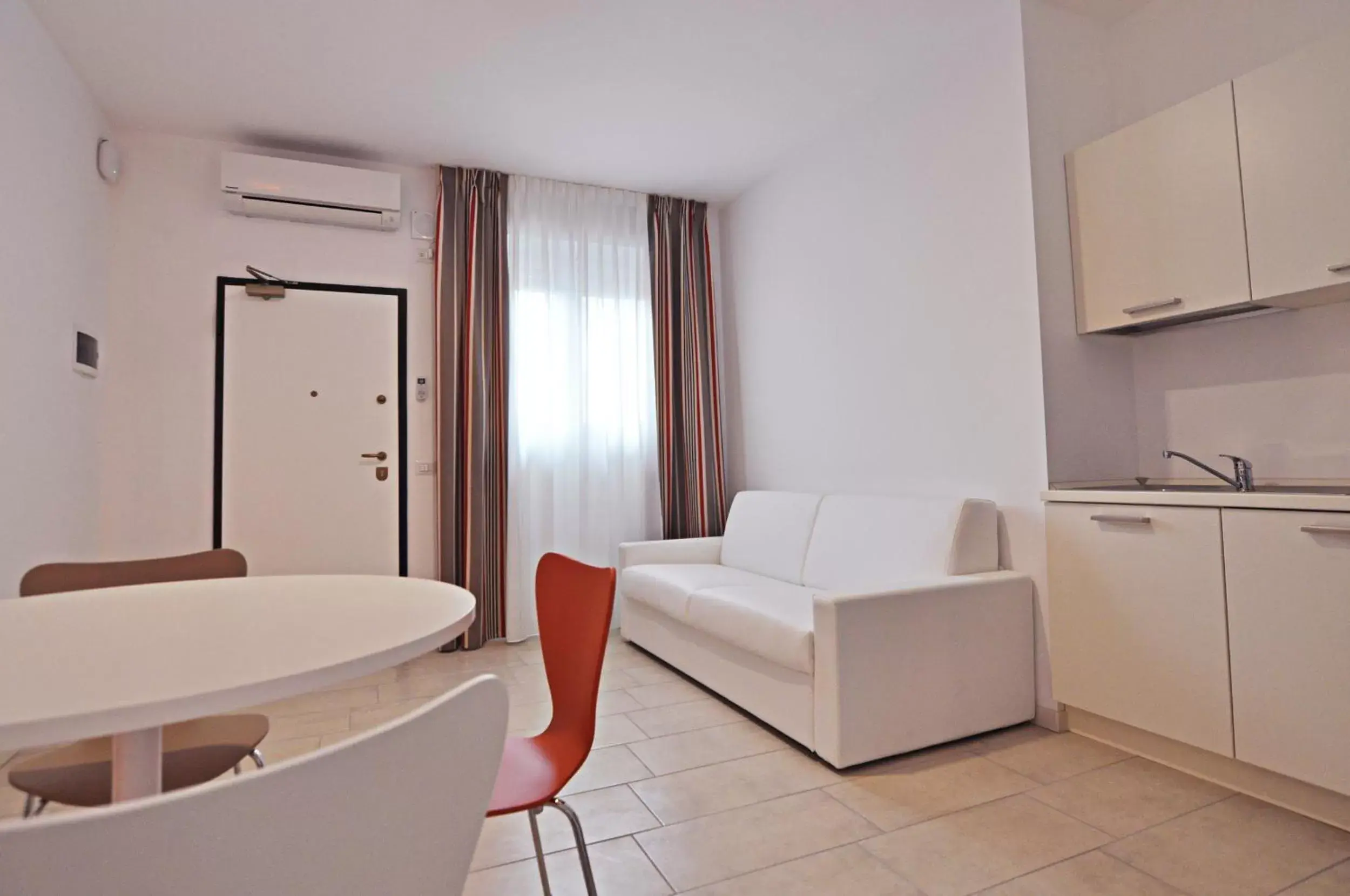 Dining area, Bathroom in BB Hotels Aparthotel Visconti