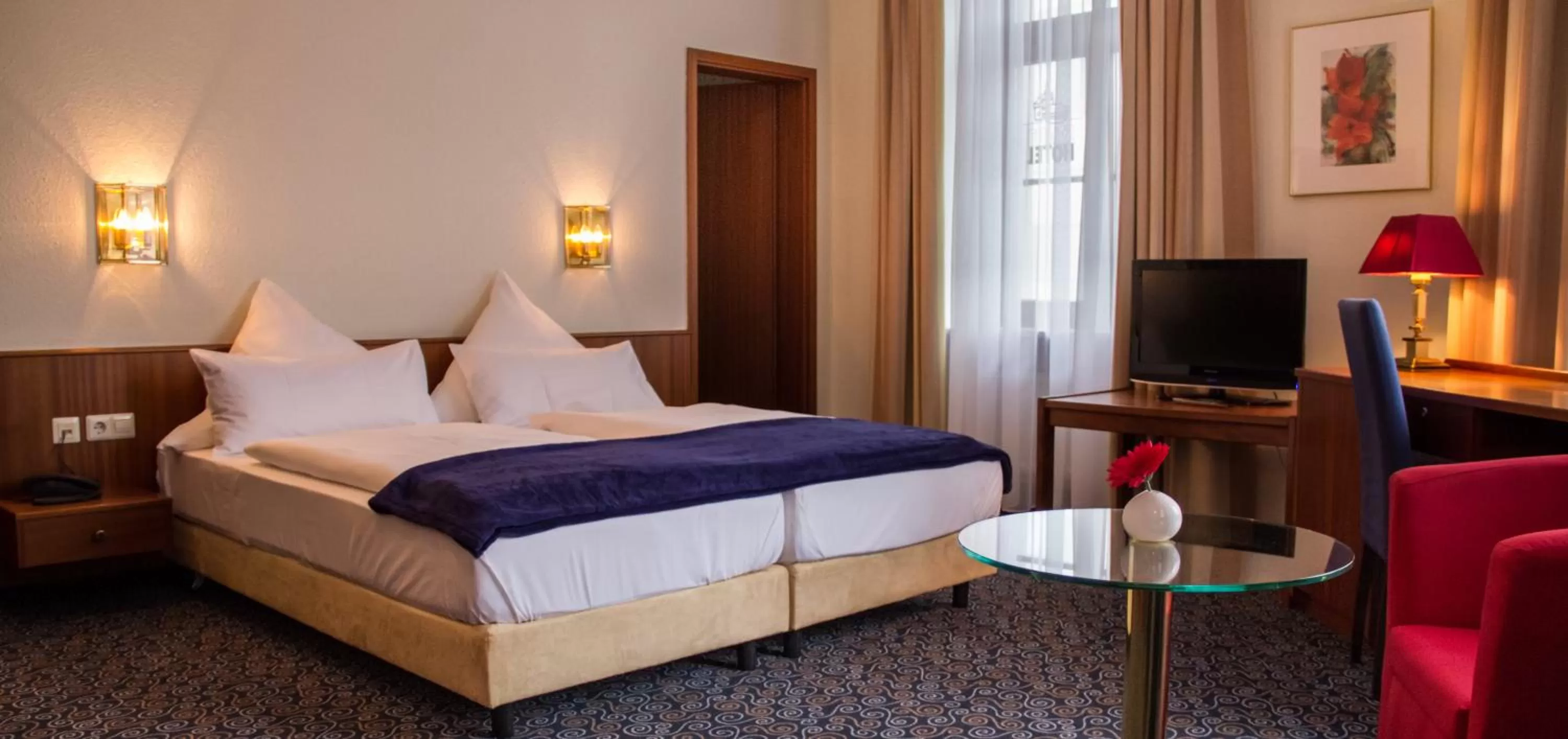 Photo of the whole room, Bed in Stadthotel