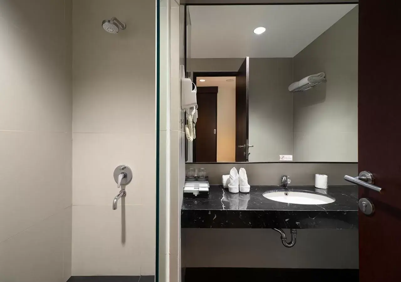 Shower, Bathroom in Best Western The Lagoon Hotel