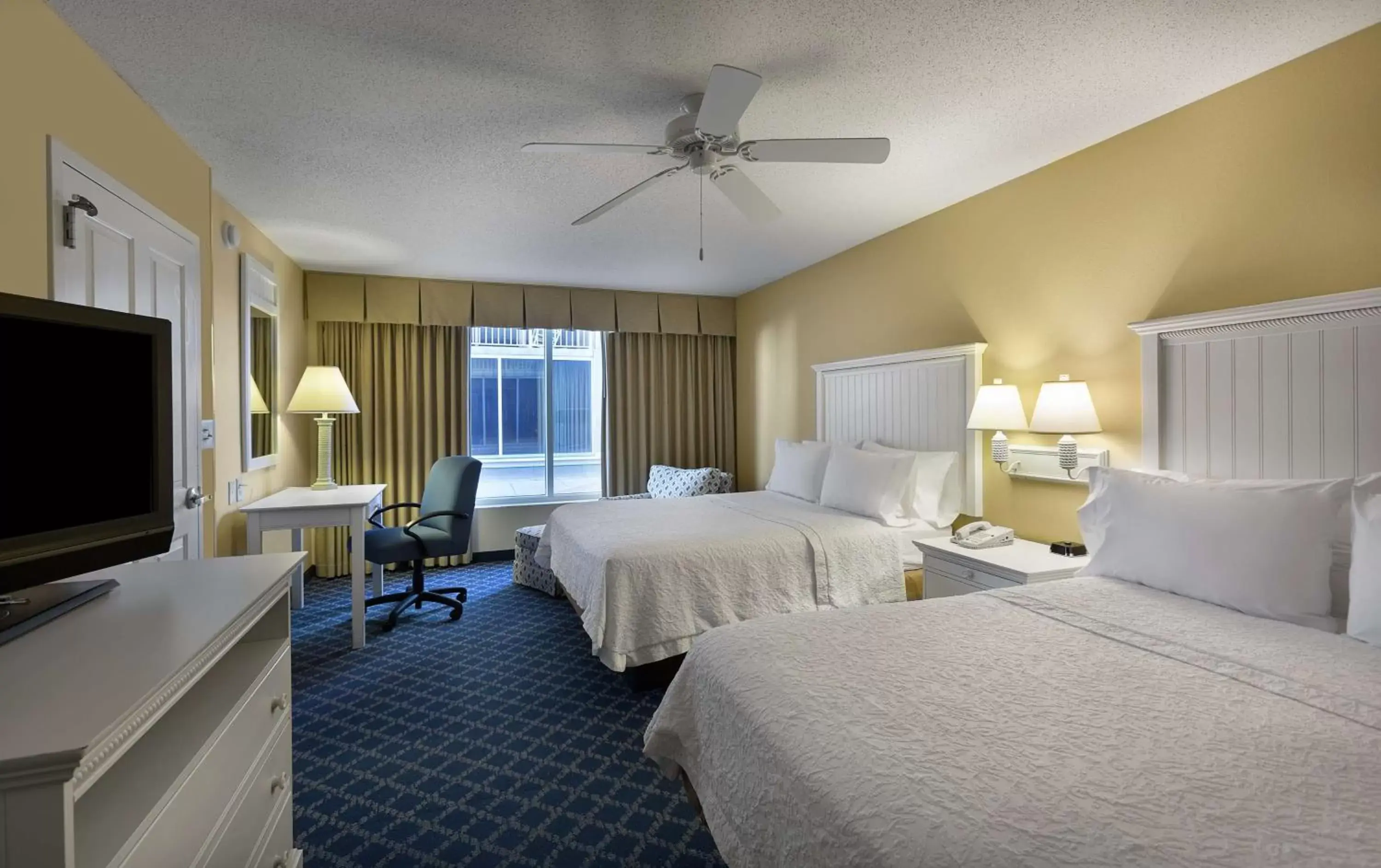 Bedroom, TV/Entertainment Center in Hampton Inn & Suites Myrtle Beach Oceanfront