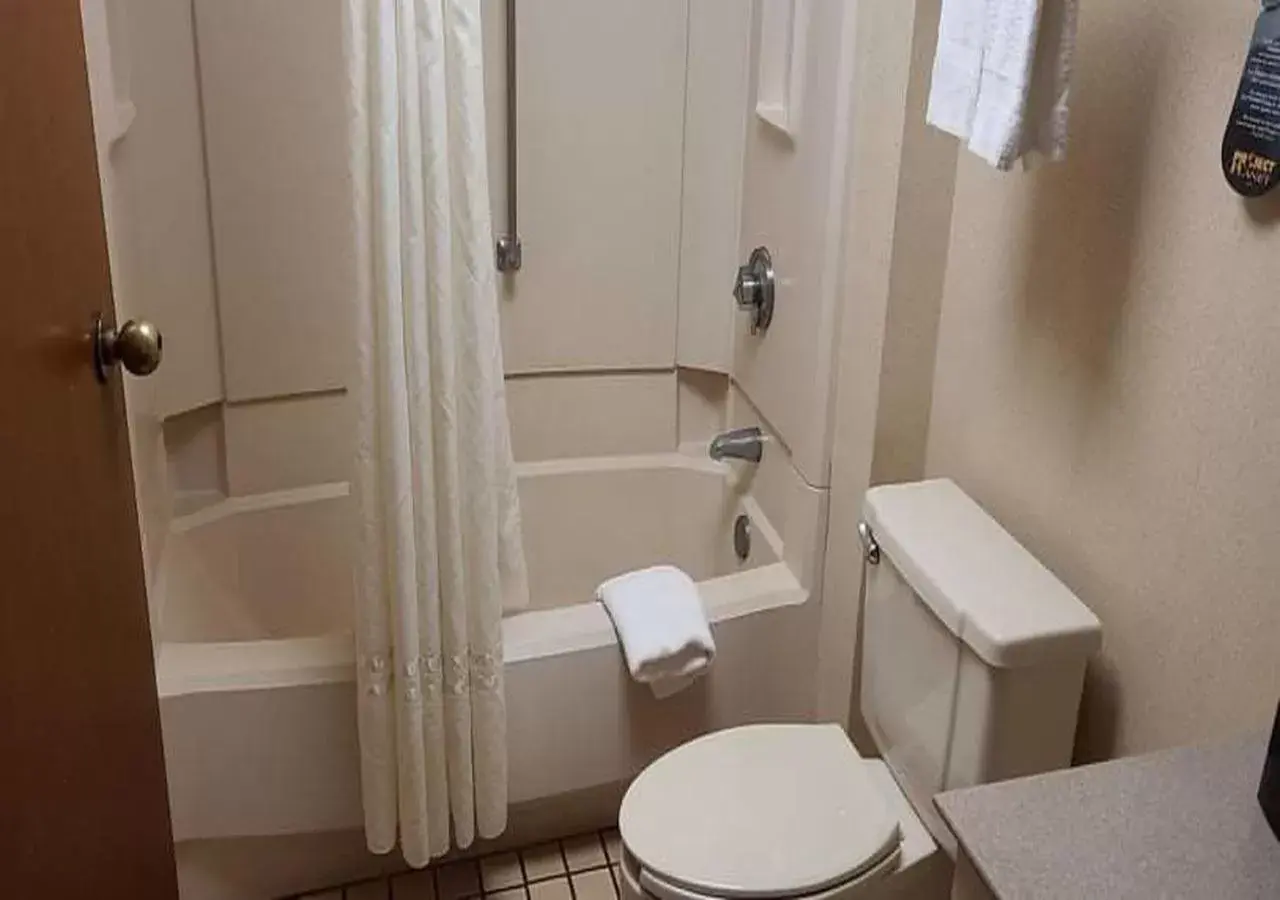 Bathroom in Auburn Place Hotel & Suites Cape Girardeau