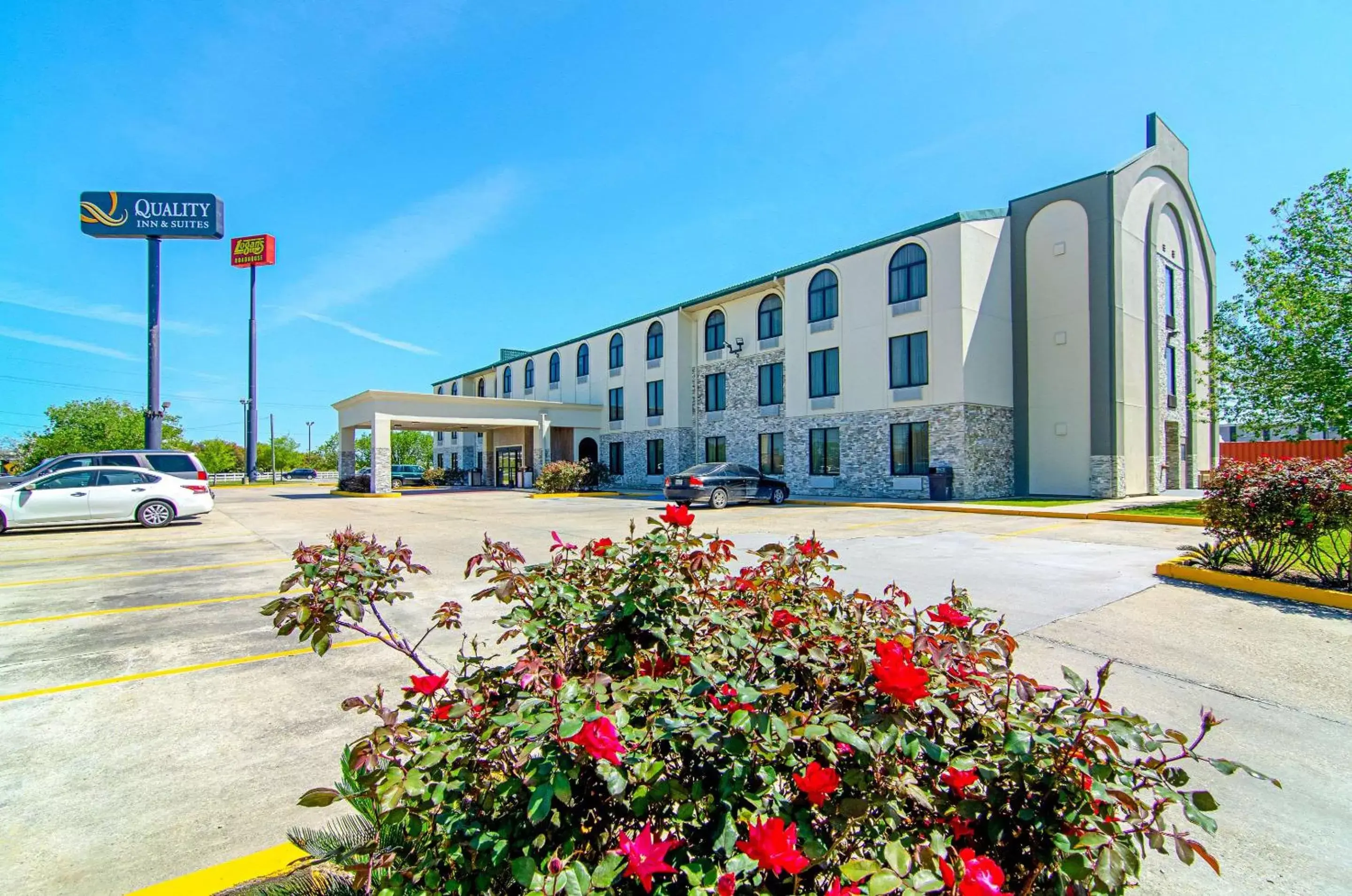 Property Building in Quality Inn & Suites Near Tanger Outlet Mall