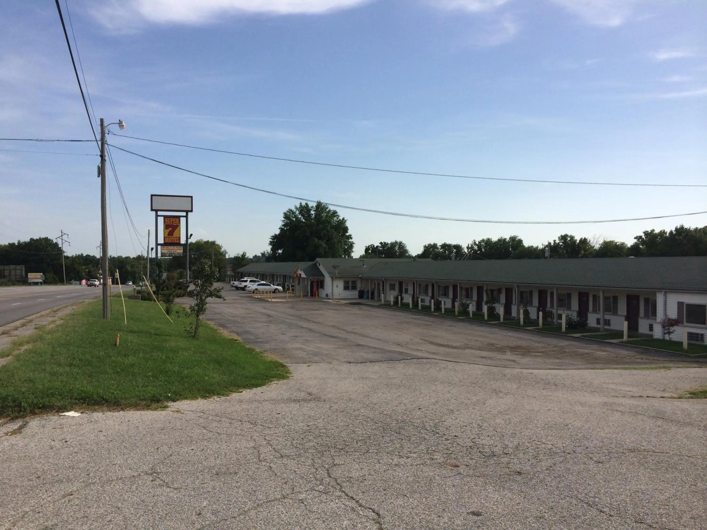 Facade/entrance in Super 7 Motel
