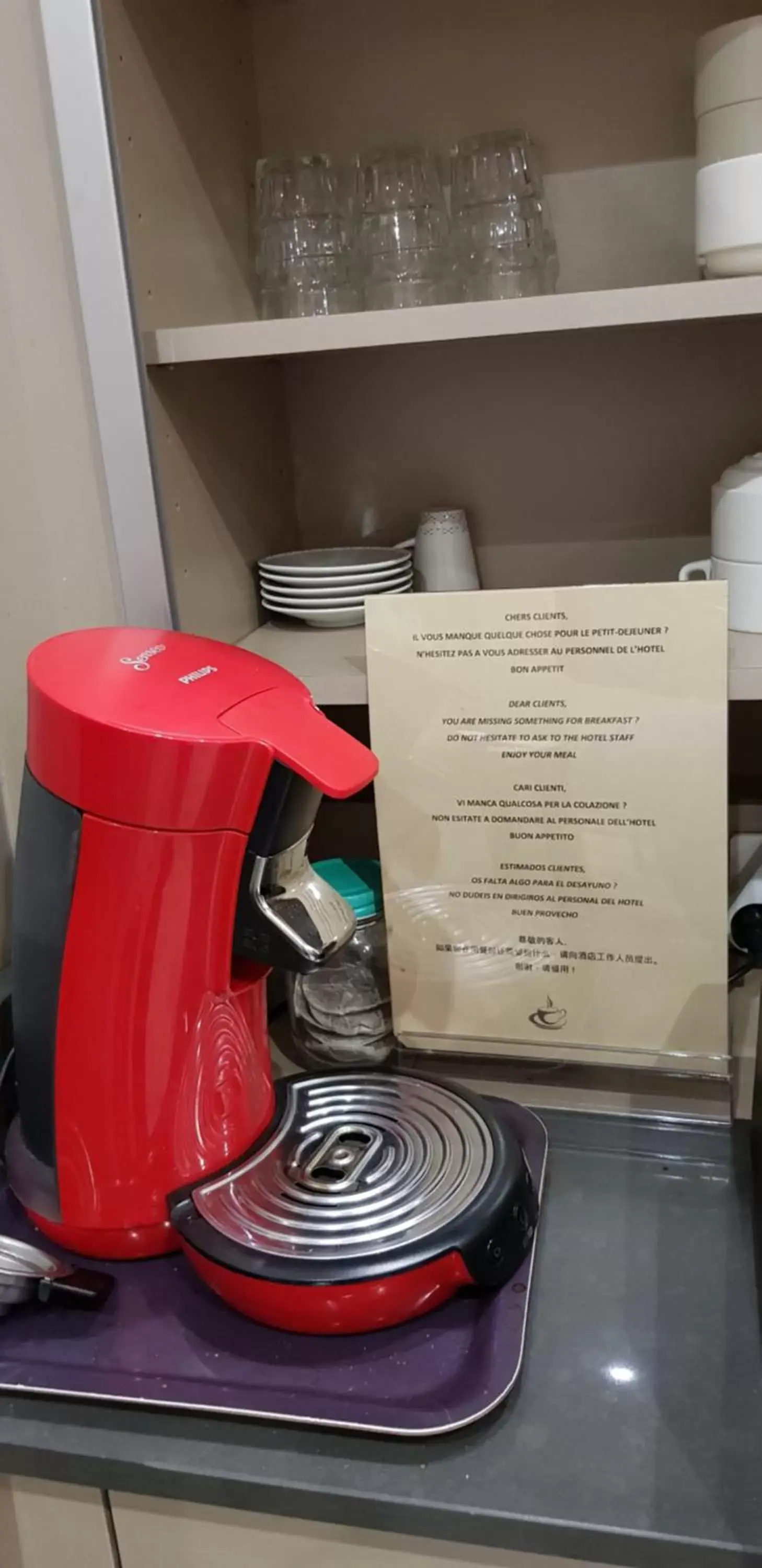Coffee/tea facilities in Hotel De La Cite Rougemont