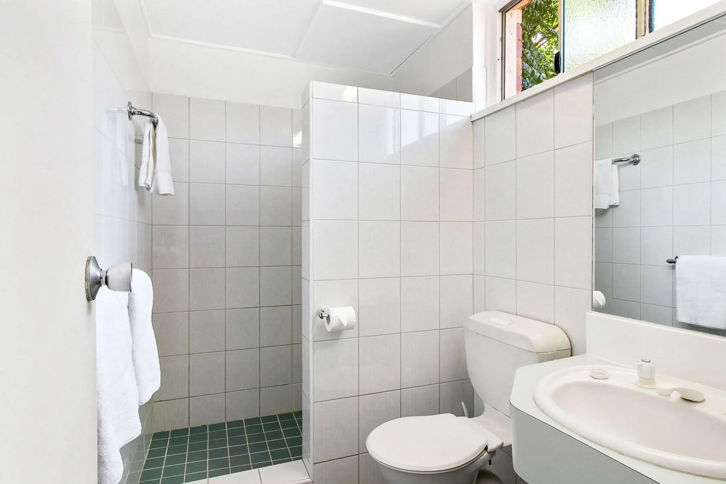 Bathroom in Econo Lodge Griffith Motor Inn