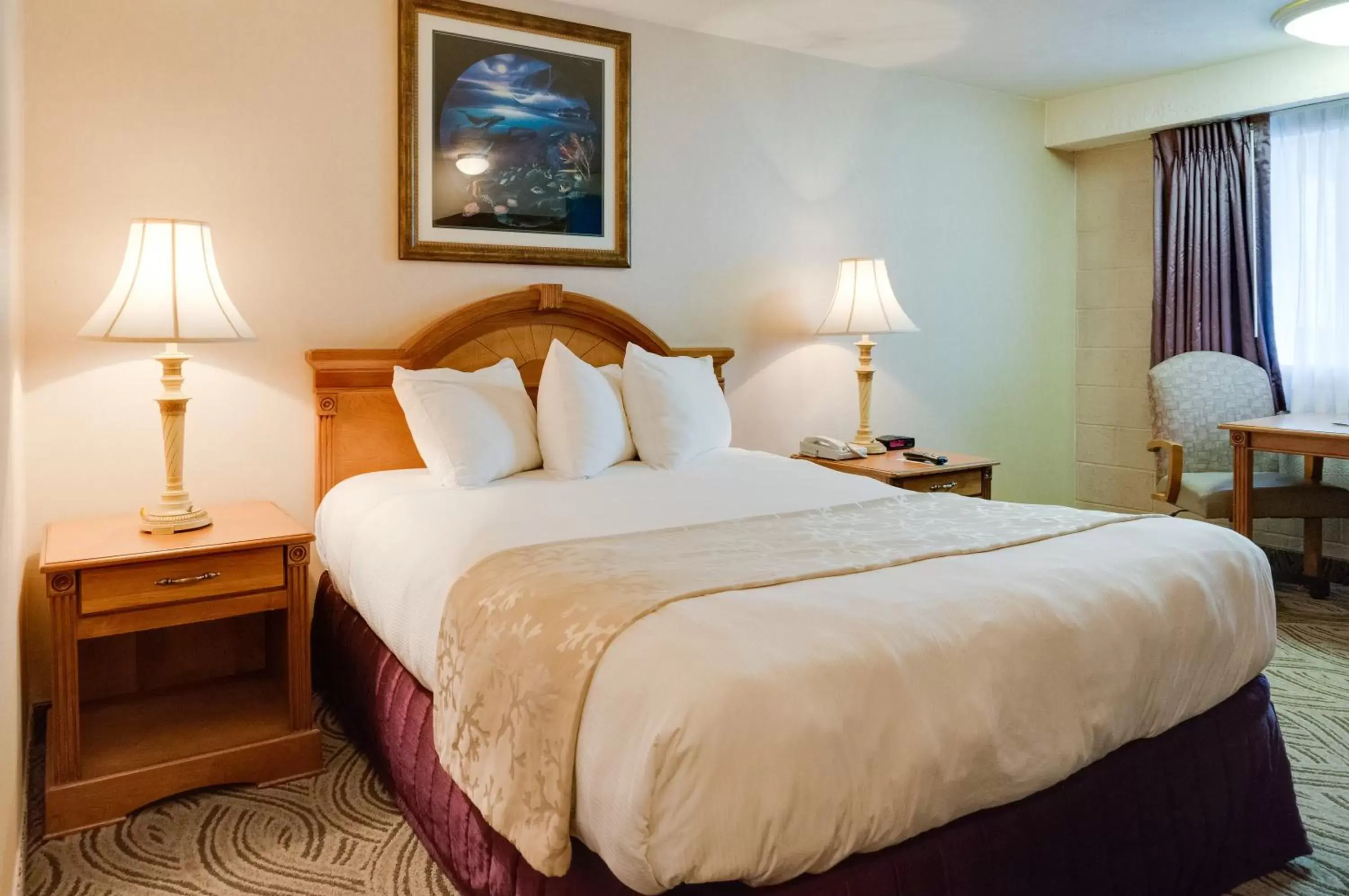 Bed in Shilo Inn Suites Seaside Oceanfront