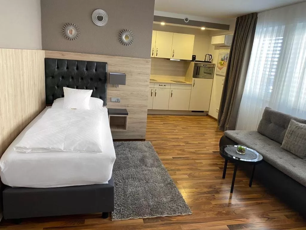 Bedroom, Bed in ZUM ZIEL Hotel Grenzach-Wyhlen bei Basel