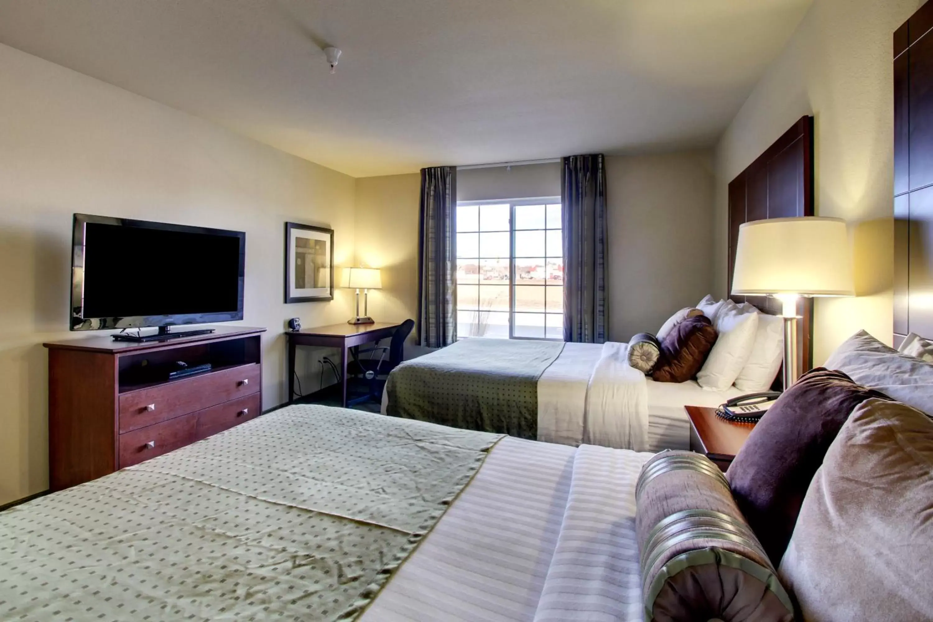 Bed, TV/Entertainment Center in Cobblestone Hotel - Wayne