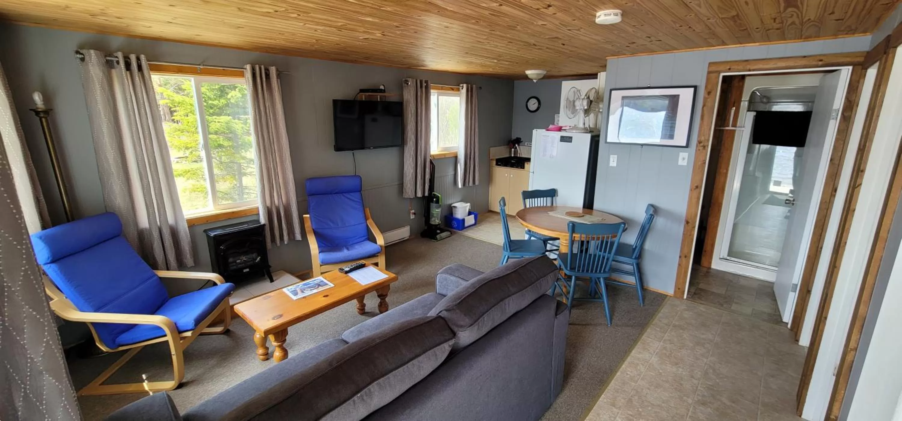 Kitchen or kitchenette in Parkway Cottage Resort and Trading Post