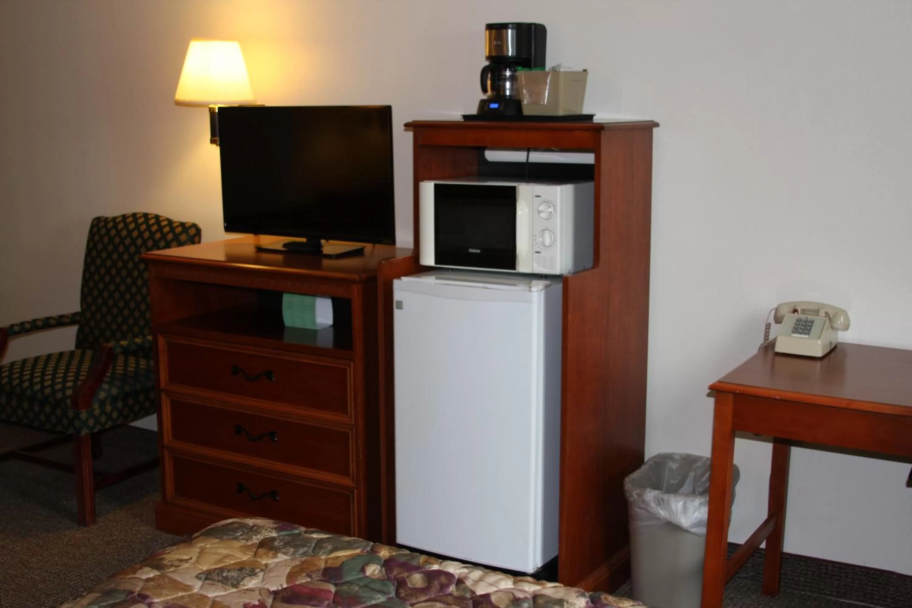 TV and multimedia, TV/Entertainment Center in Gladstone Inn and Suites