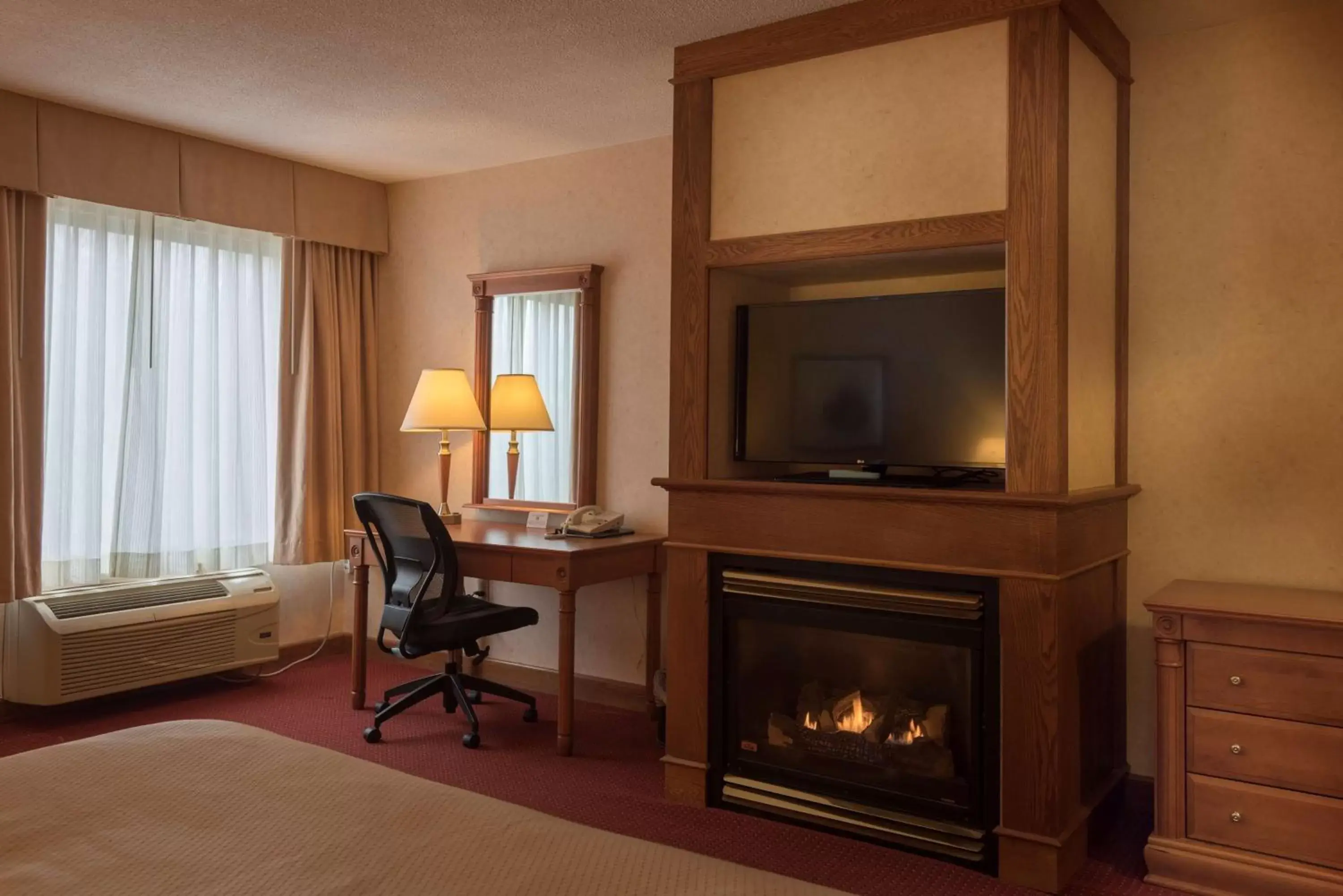 Photo of the whole room, TV/Entertainment Center in Best Western Plus Otonabee Inn