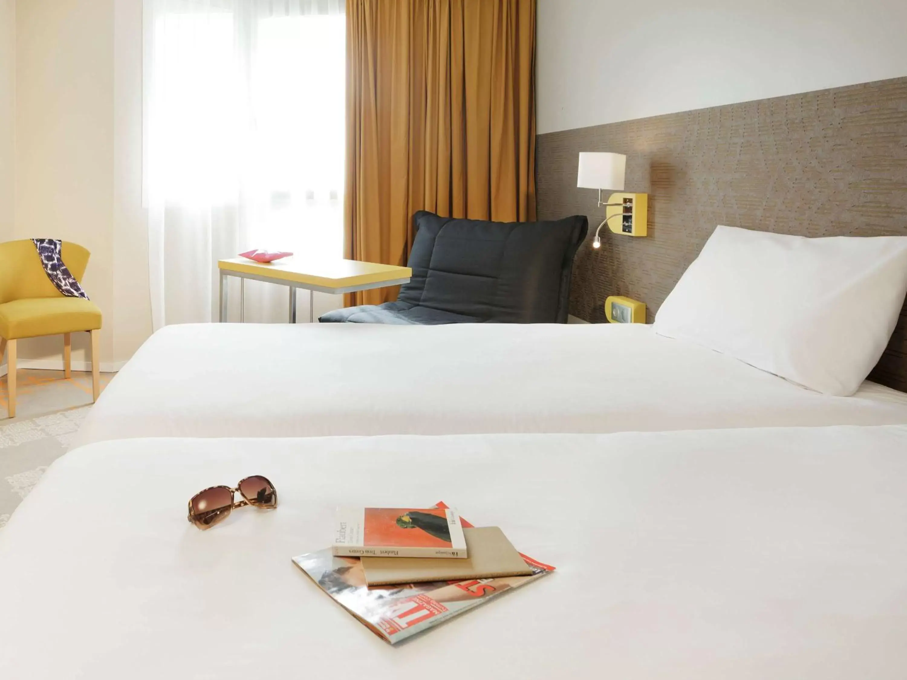 Photo of the whole room, Bed in ibis Styles Tours Centre