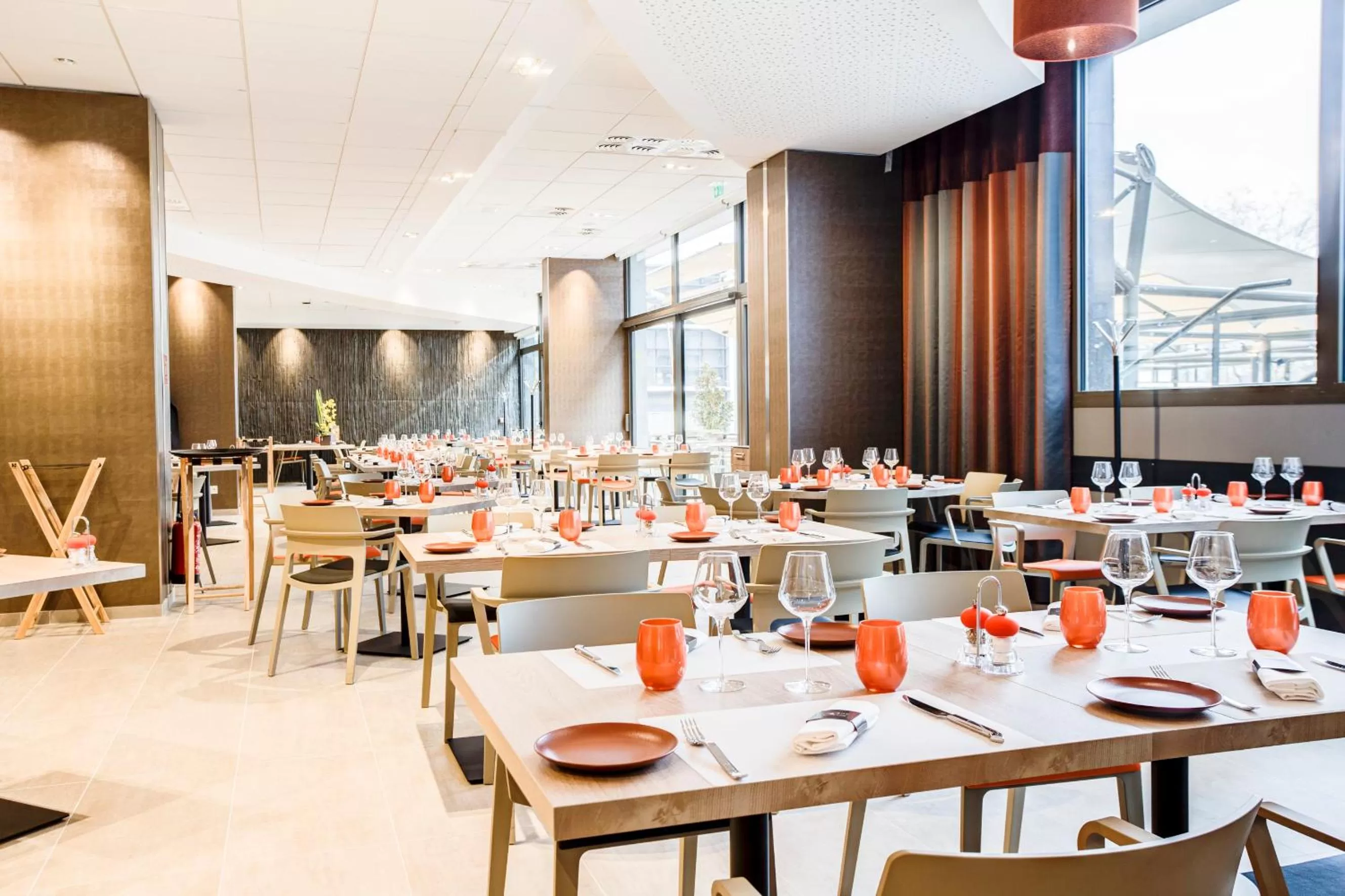 Restaurant/places to eat in Spark by Hilton Lyon Park Saone