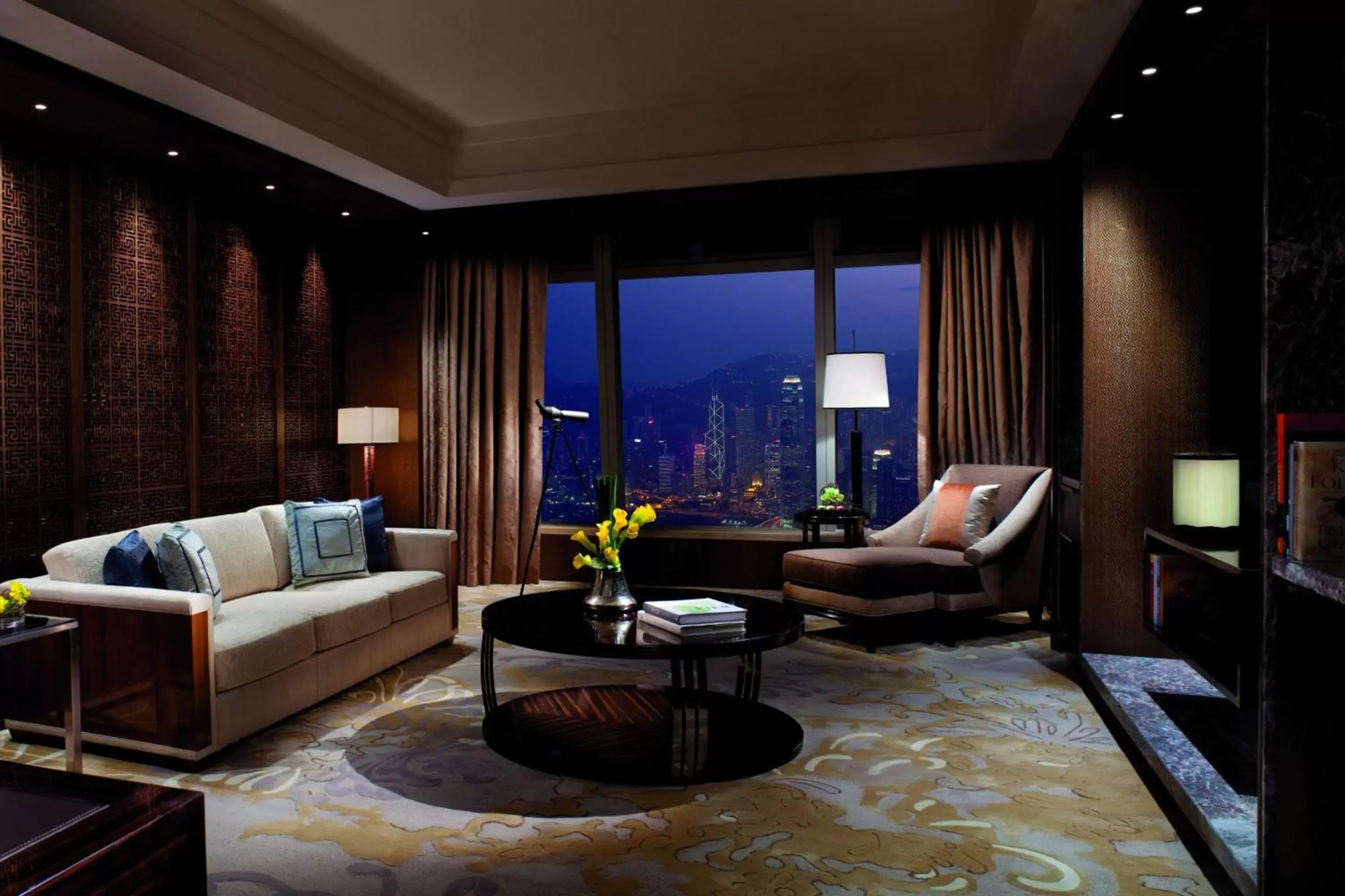 Photo of the whole room, Seating Area in The Ritz-Carlton Hong Kong