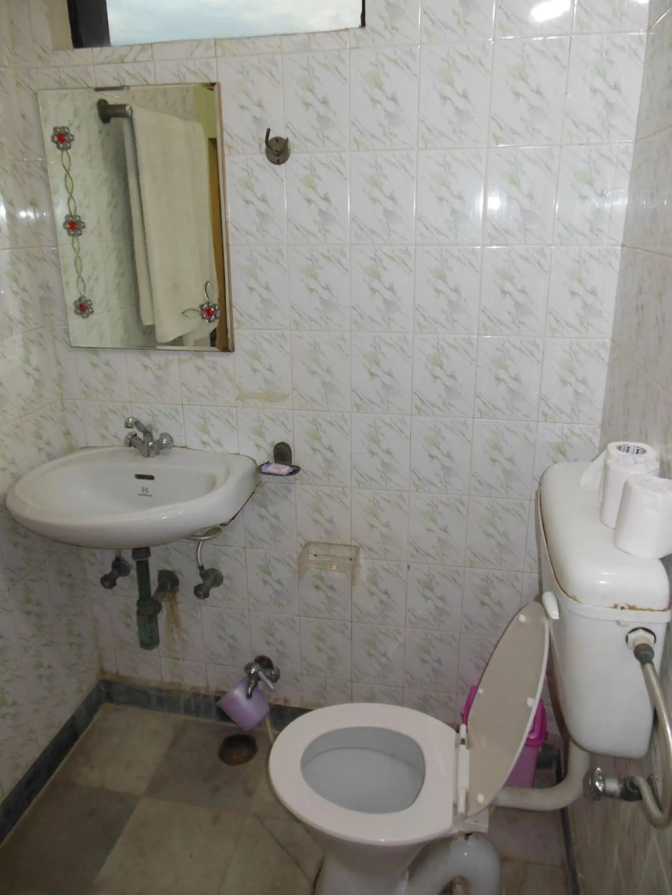 Bathroom in Hotel Taj Plaza, VIP Road, Agra