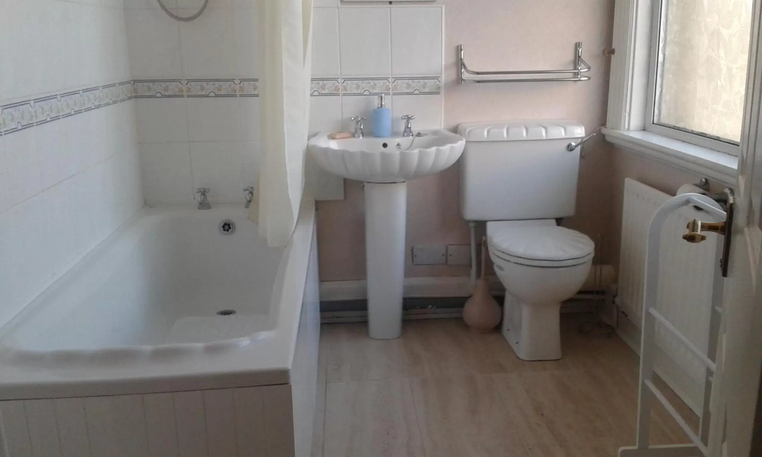 Bathroom in Gilesgate Moor Hotel