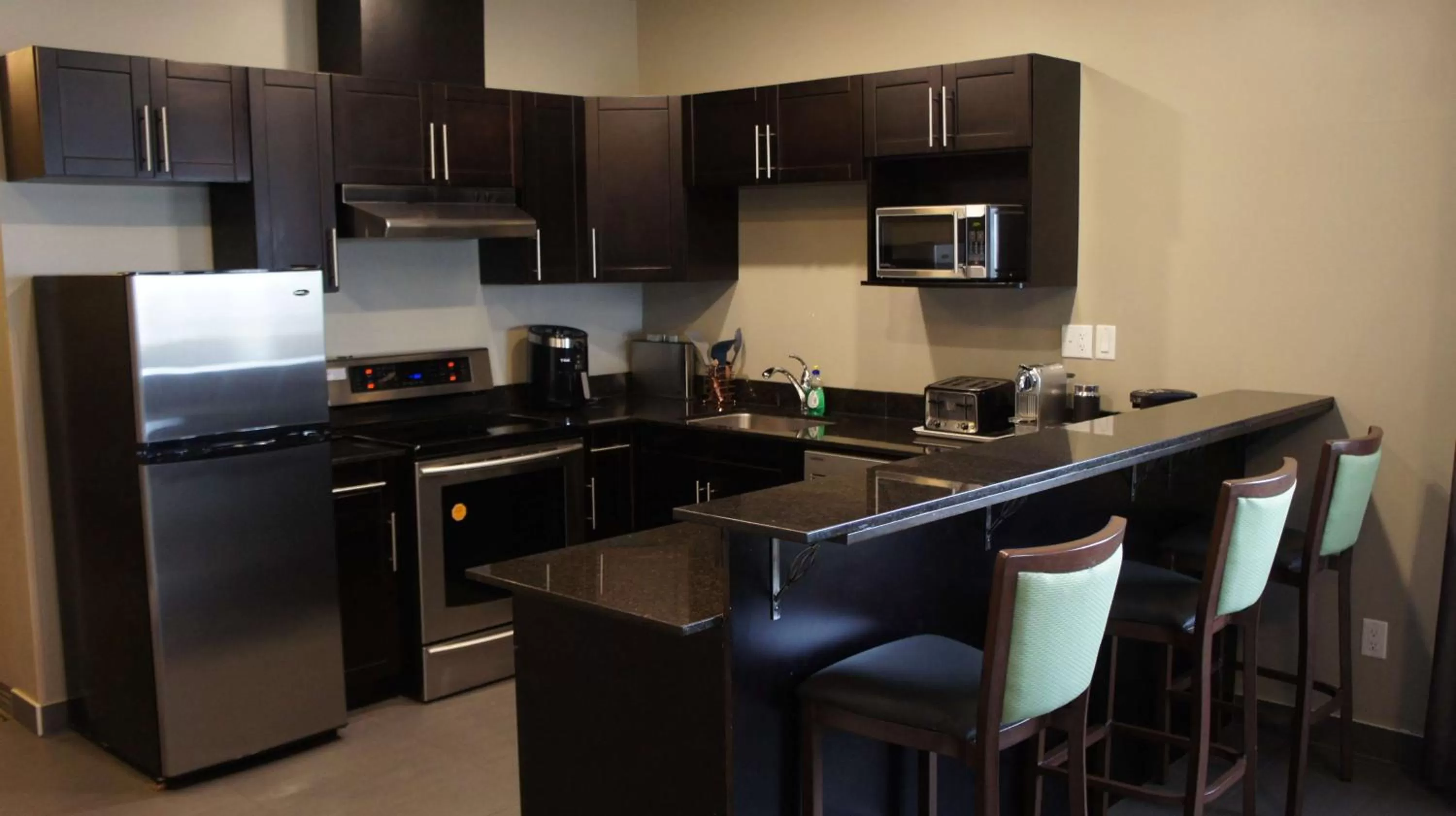 Kitchen or kitchenette in Best Western PLUS Fort Saskatchewan Inn & Suites