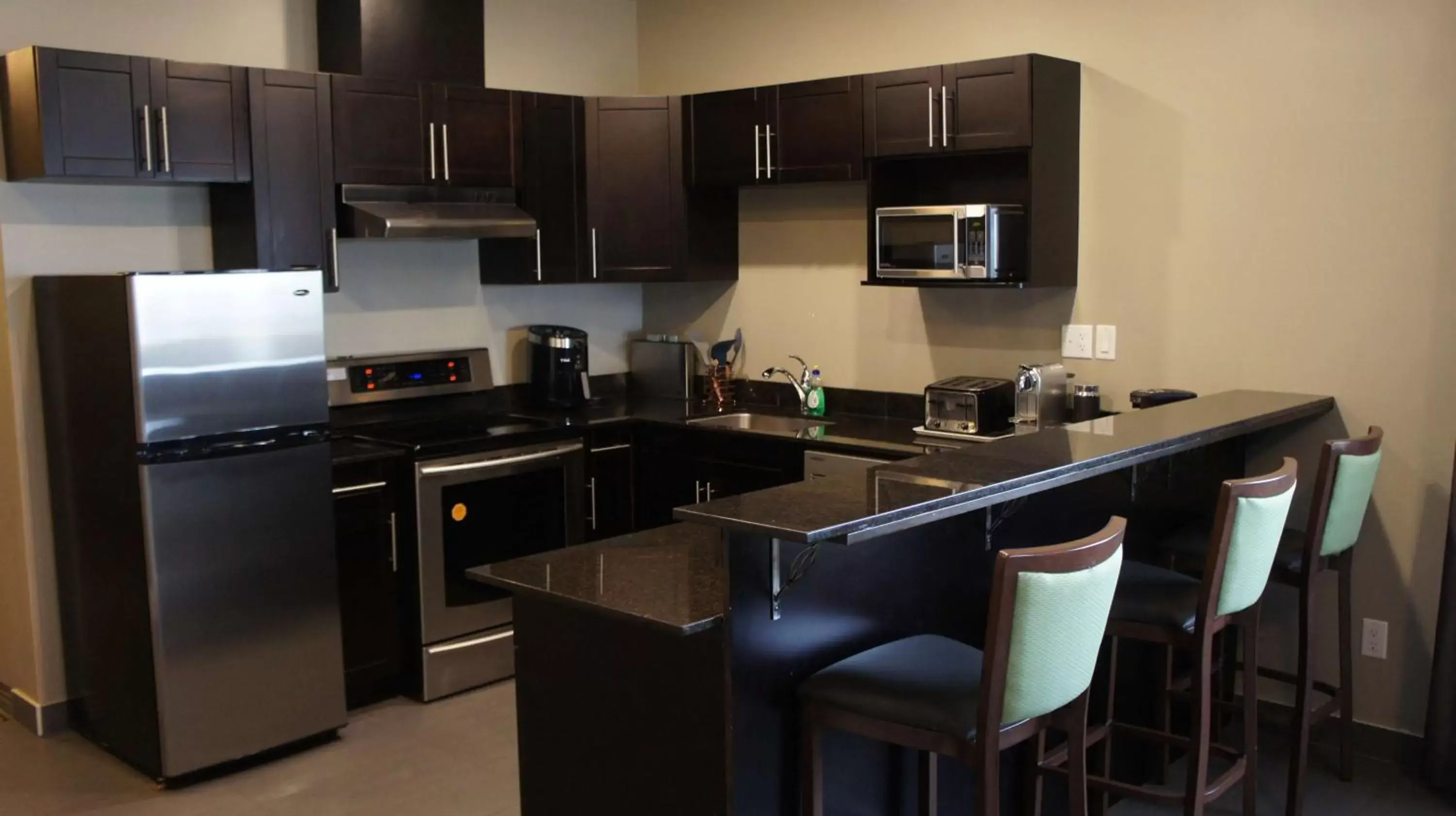 Kitchen or kitchenette, Kitchen/Kitchenette in Best Western PLUS Fort Saskatchewan Inn & Suites
