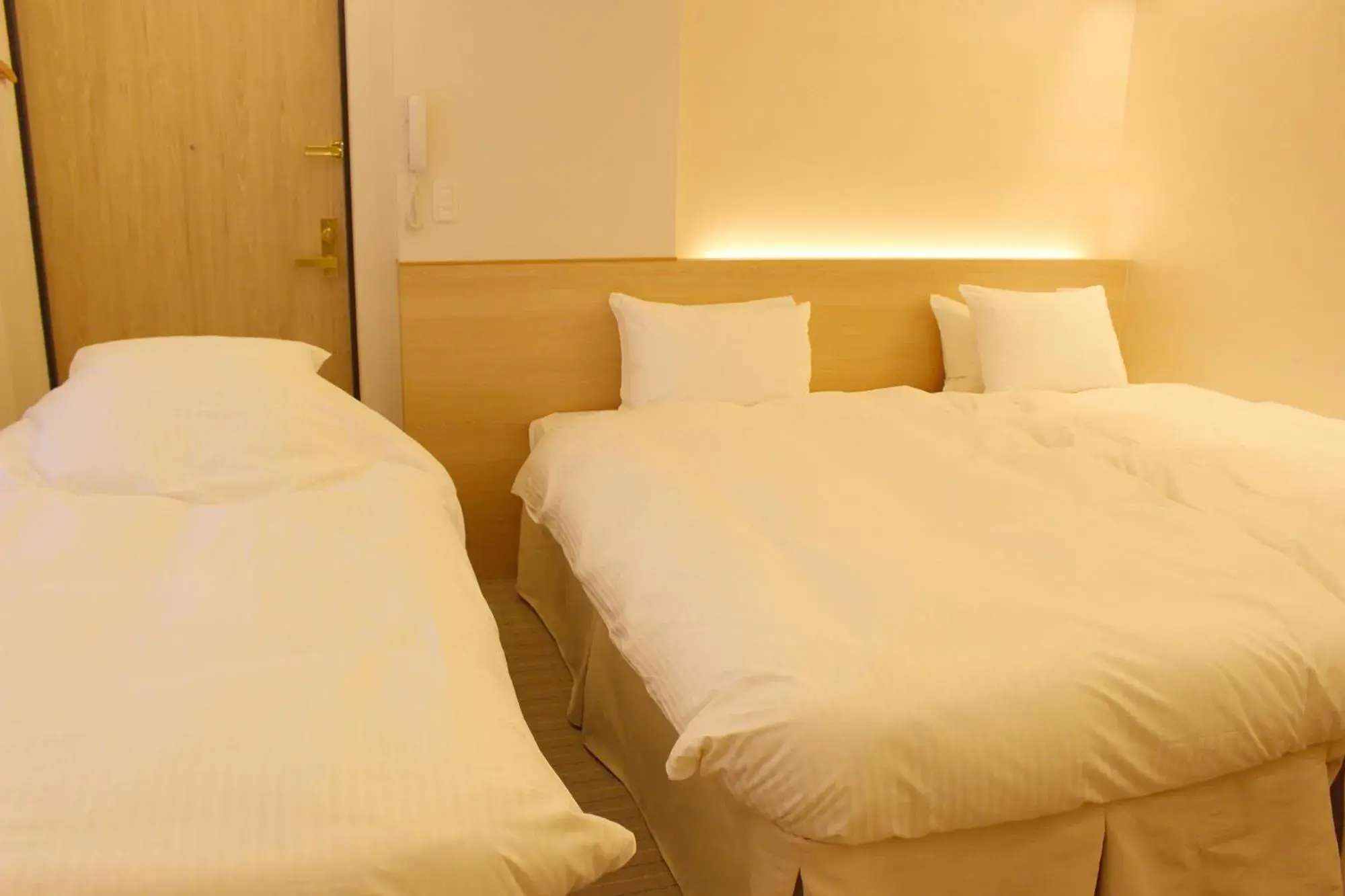 Photo of the whole room, Bed in Hachi Inn