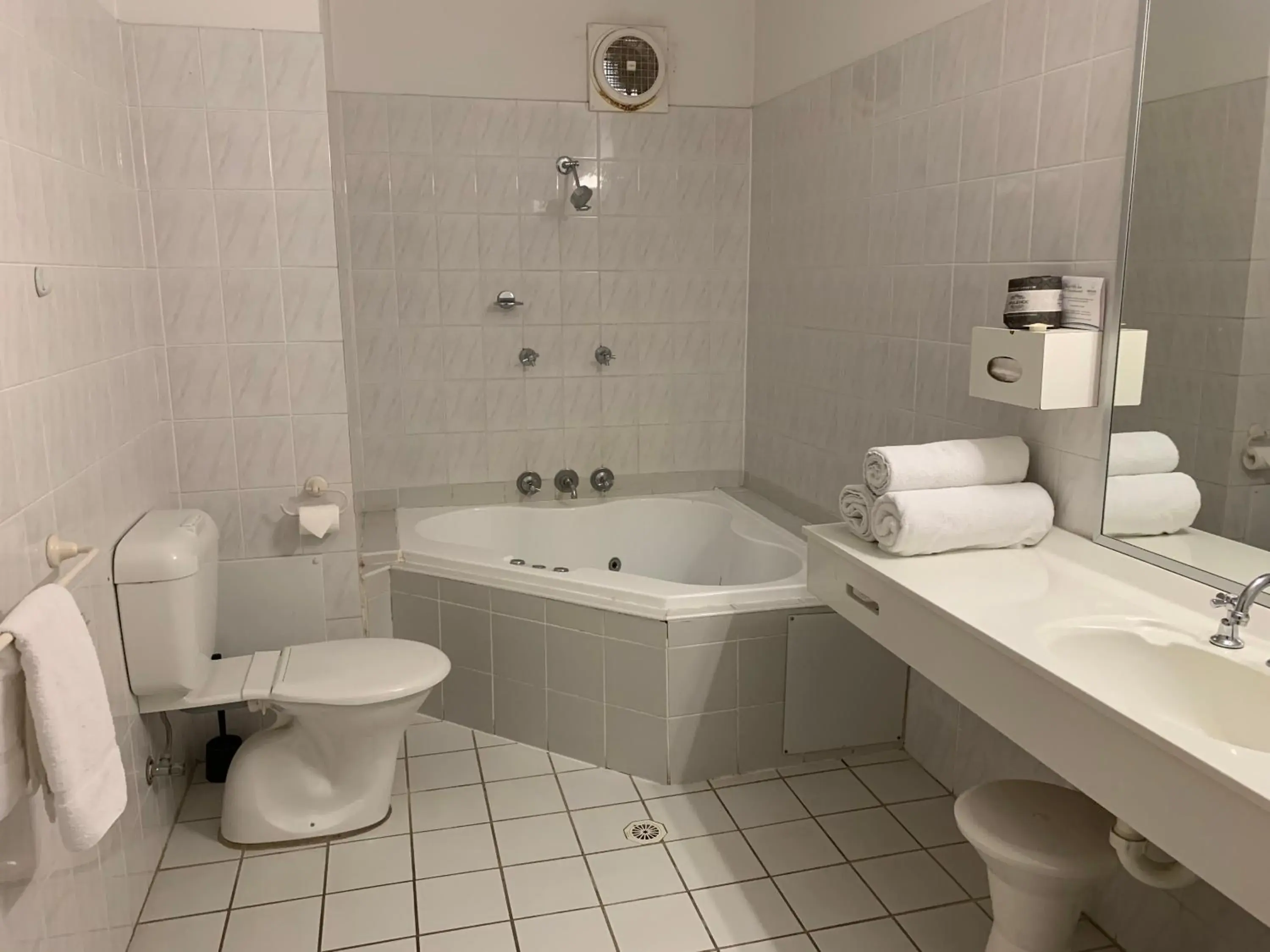 Bathroom in Ulladulla Harbour Motel