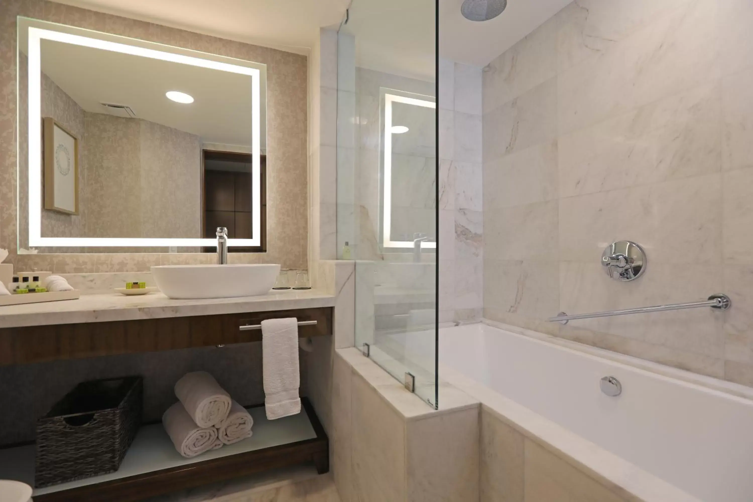 Shower, Bathroom in Real InterContinental at Multiplaza Mall, an IHG Hotel