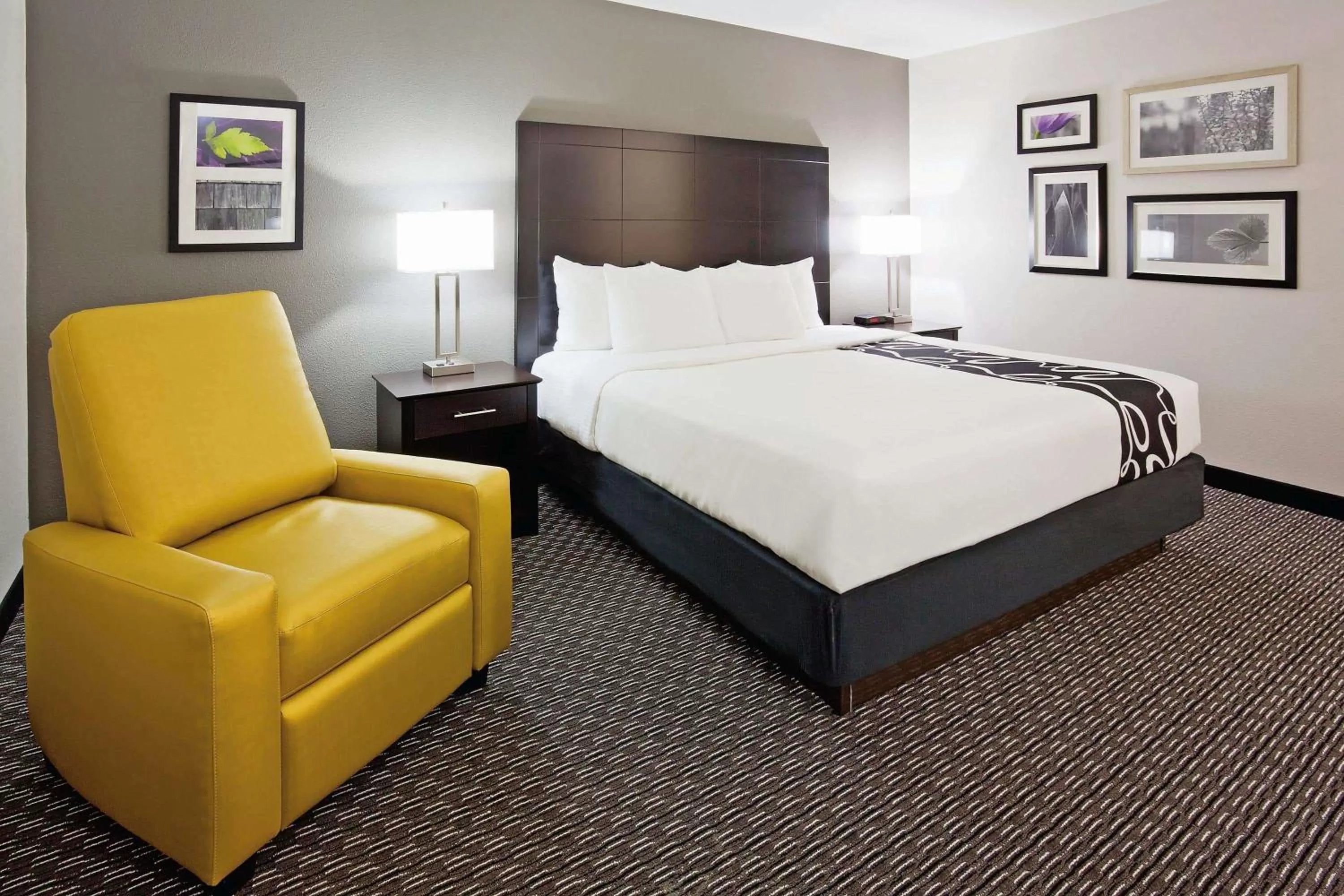 Photo of the whole room, Bed in La Quinta Inn by Wyndham Oshkosh