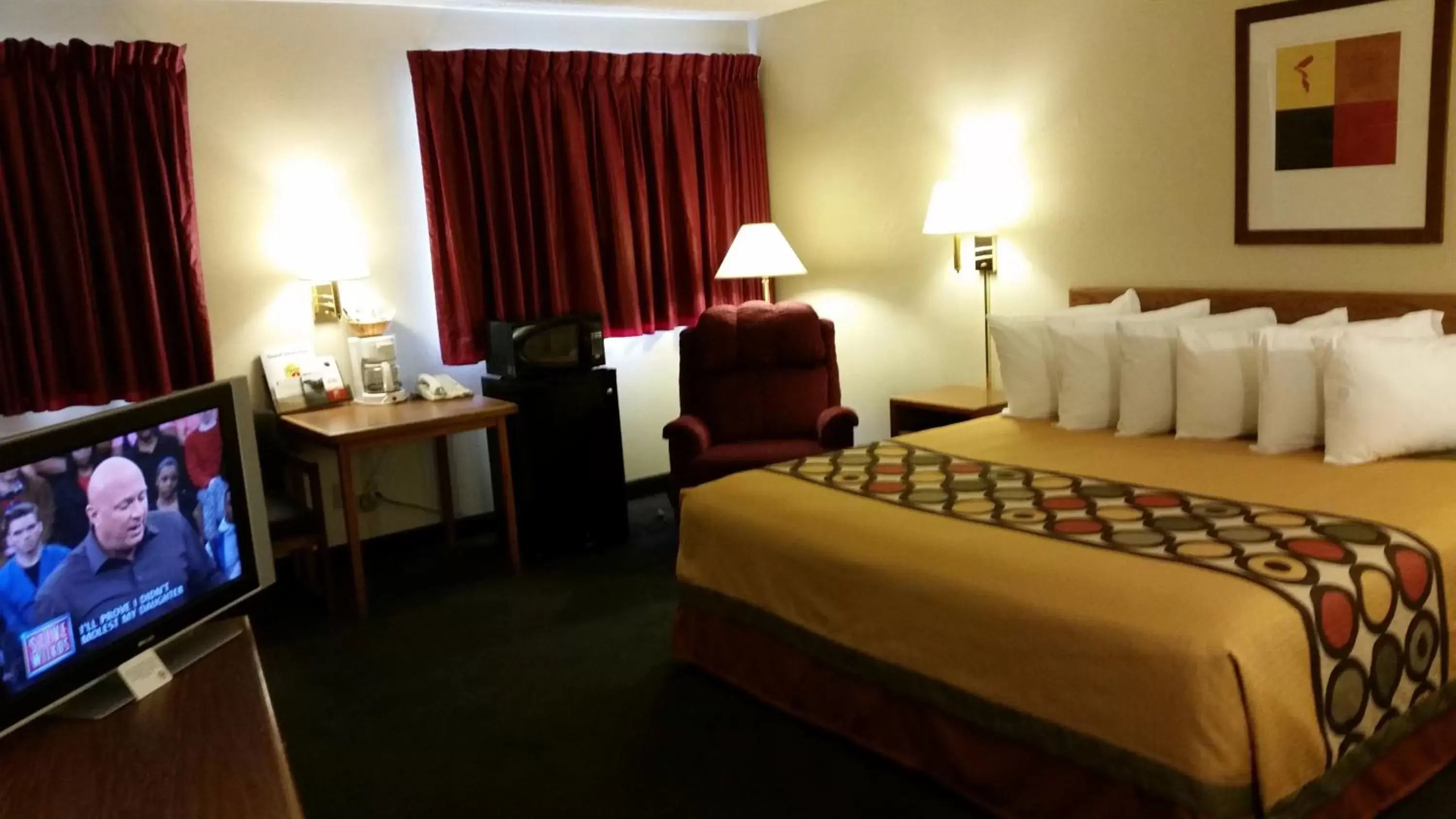 Photo of the whole room, Bed in Super 8 by Wyndham Dodge City