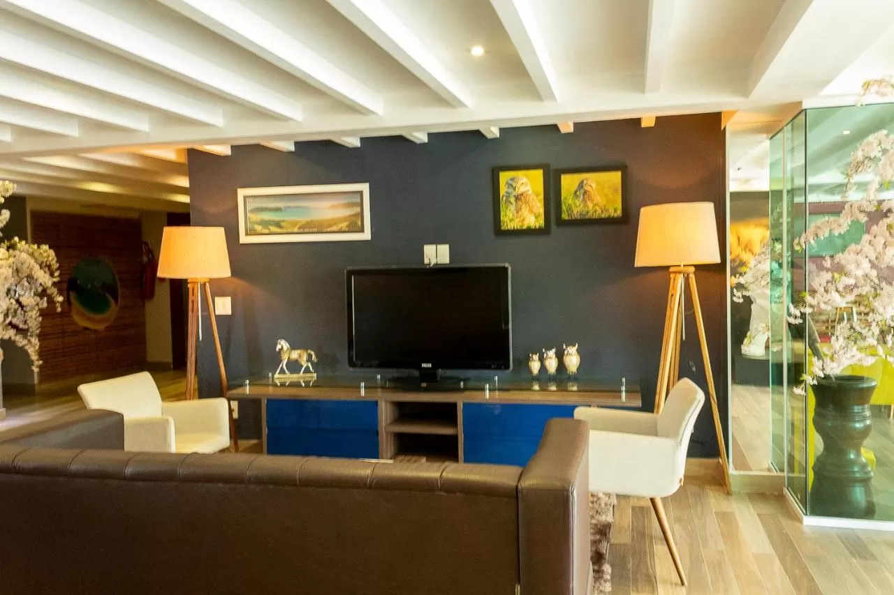 Communal lounge/ TV room in Pousada SUN Victory