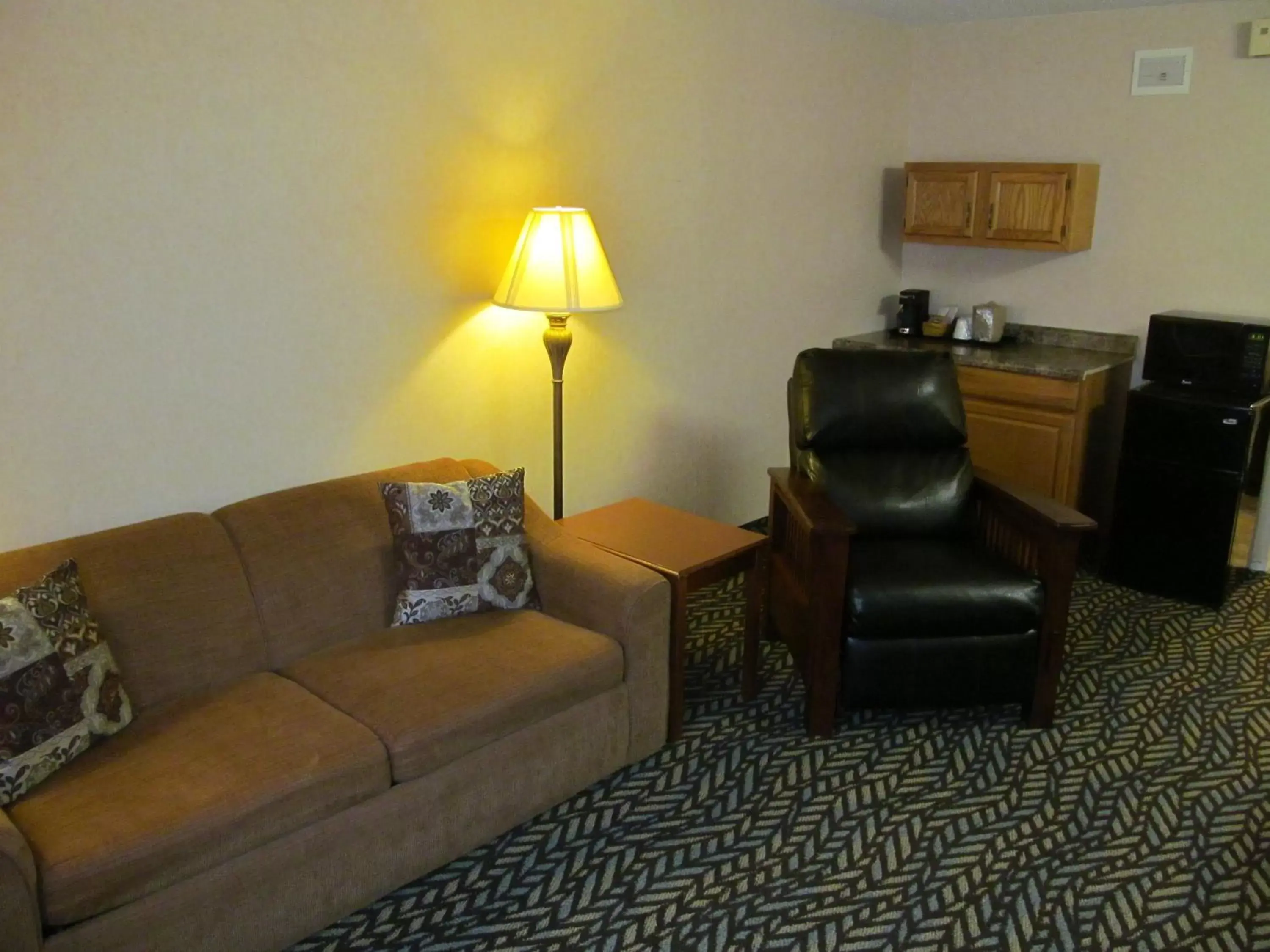 Kitchen or kitchenette, Seating Area in Fireside Inn and Suites