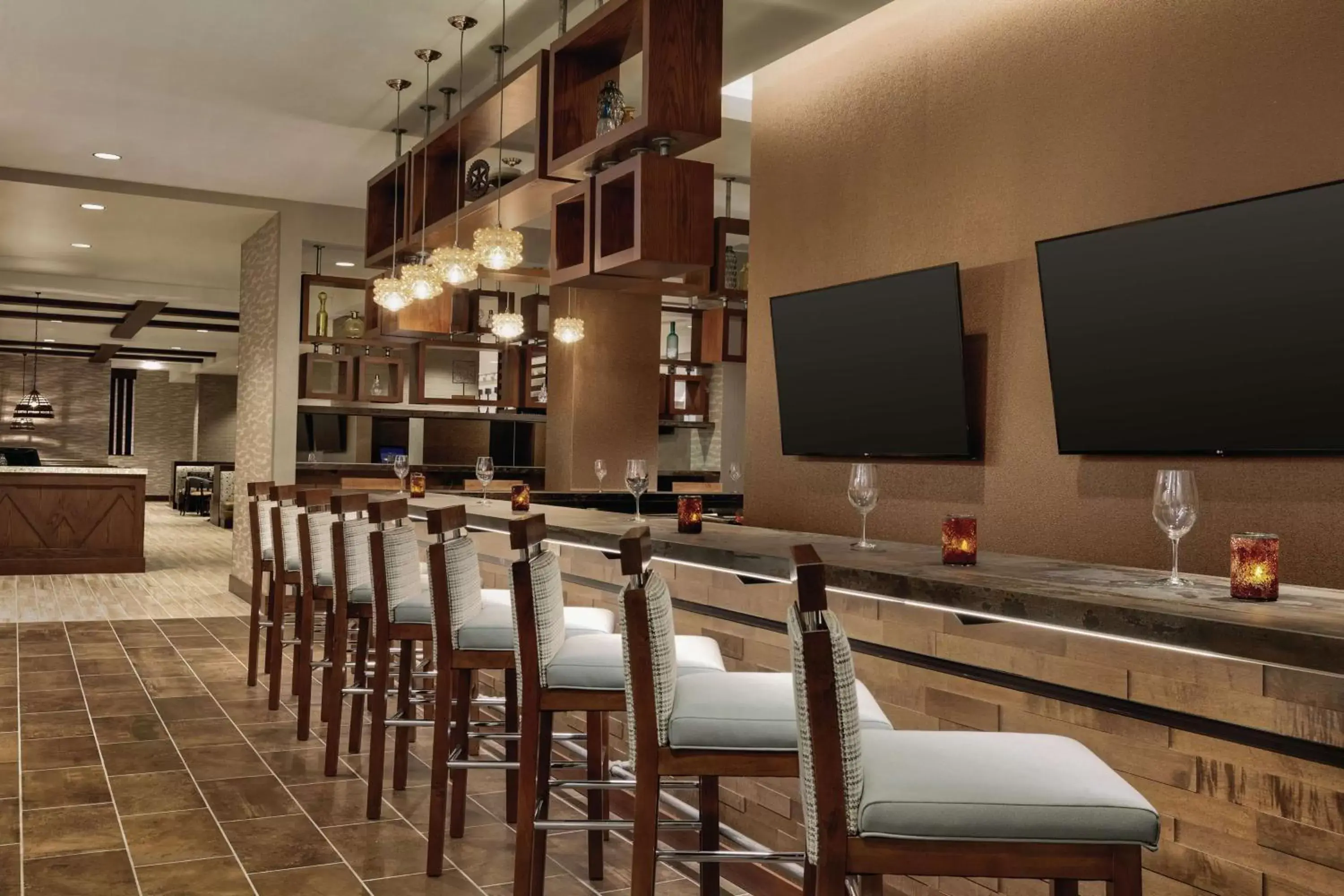 Lounge or bar in Embassy Suites By Hilton South Jordan Salt Lake City Lounge or bar in Embassy Suites By Hilton South Jordan Salt Lake City