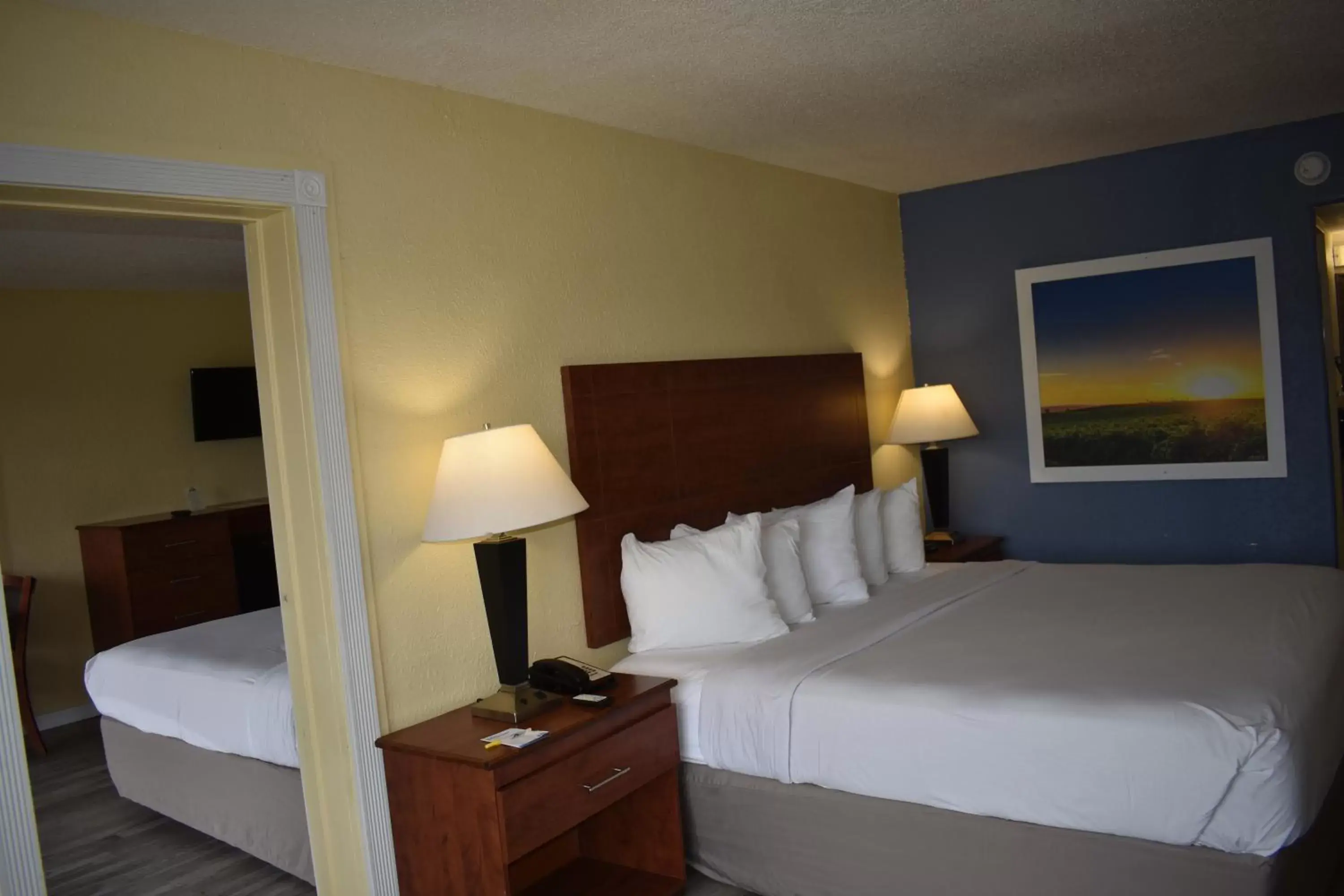 Bedroom, Bed in Days Inn by Wyndham Wildwood I-75