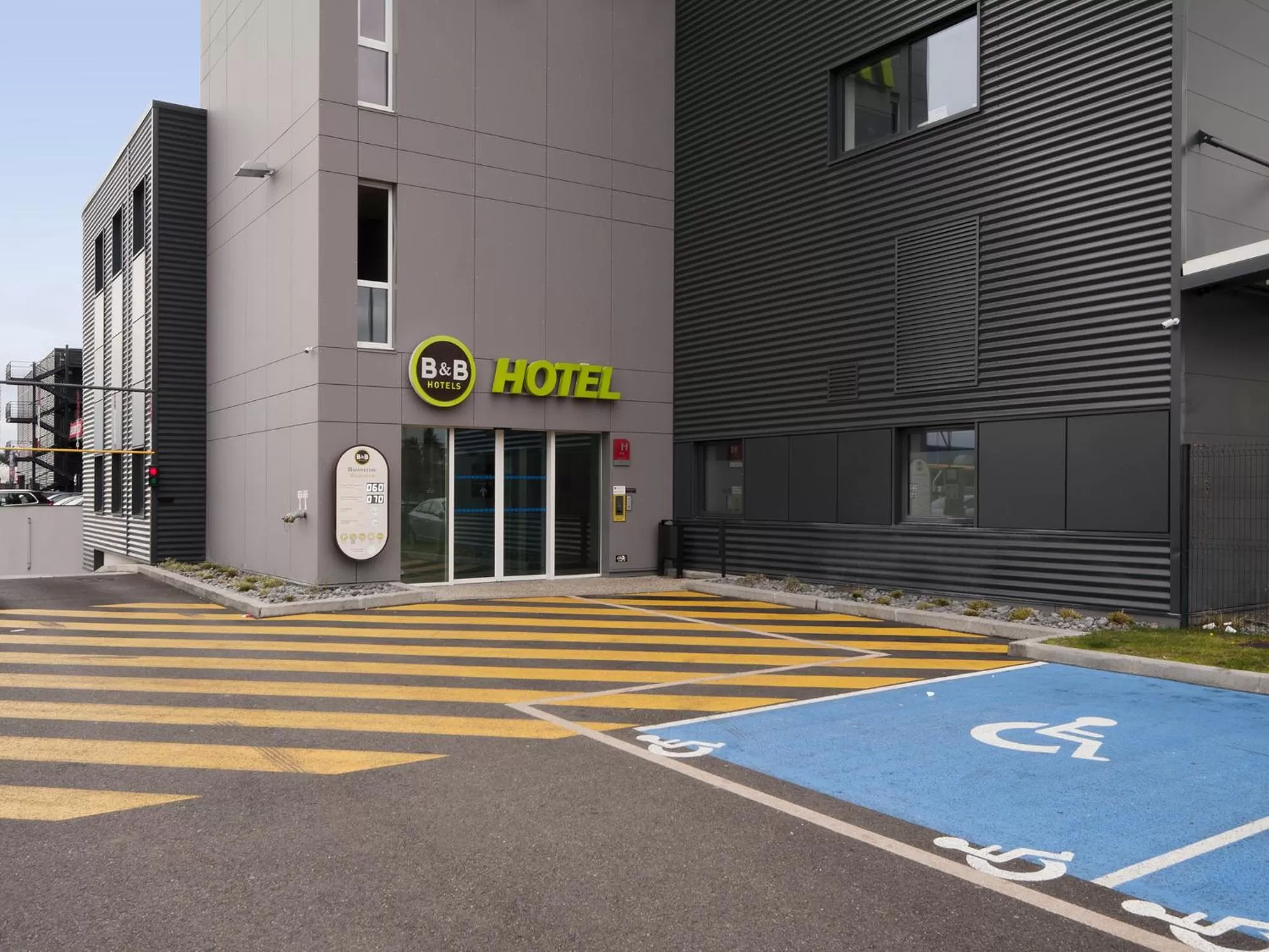 Facade/entrance in B&B HOTEL Lyon Sud États-Unis