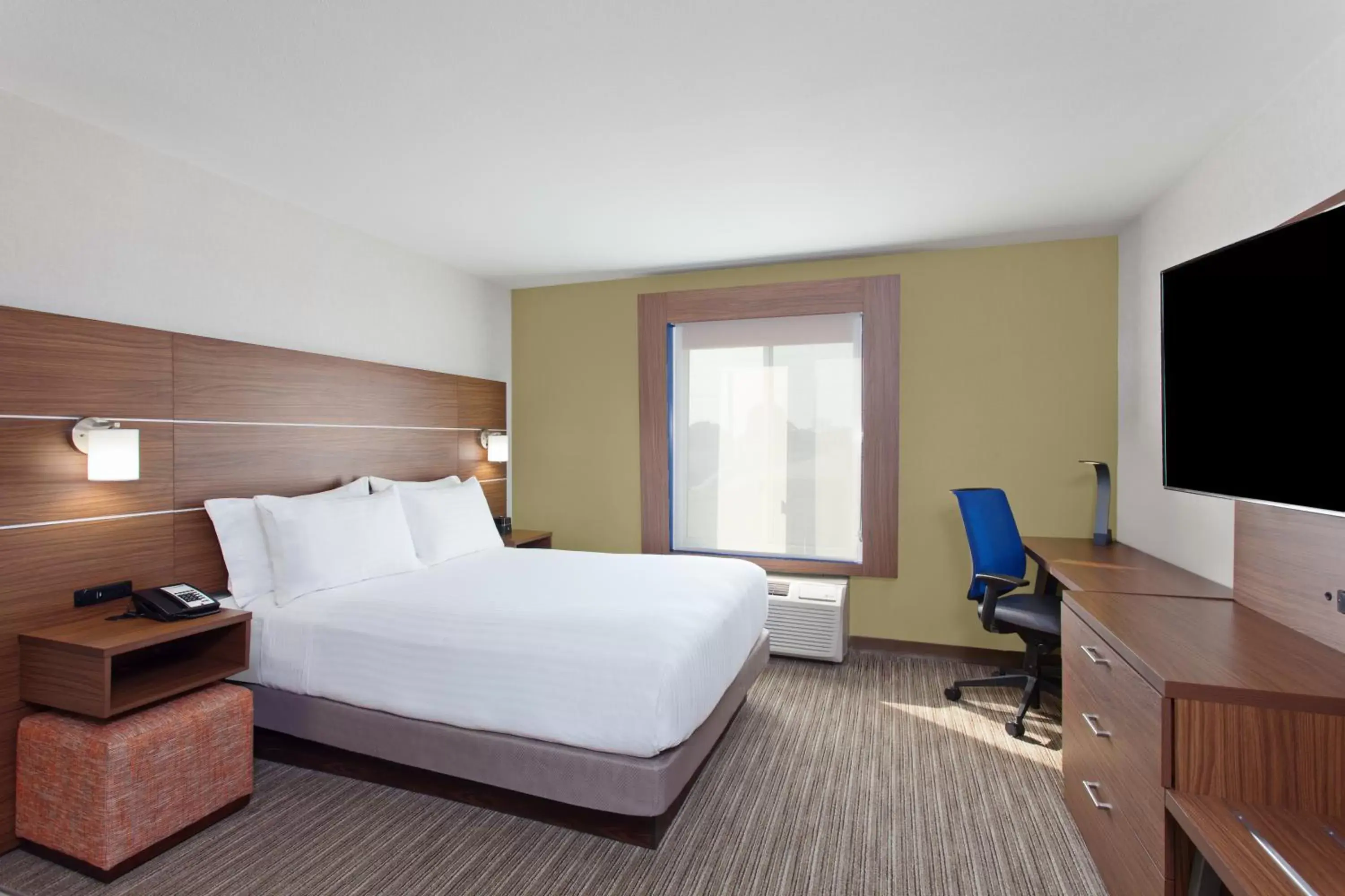 Bed in Holiday Inn Express West Los Angeles, an IHG Hotel