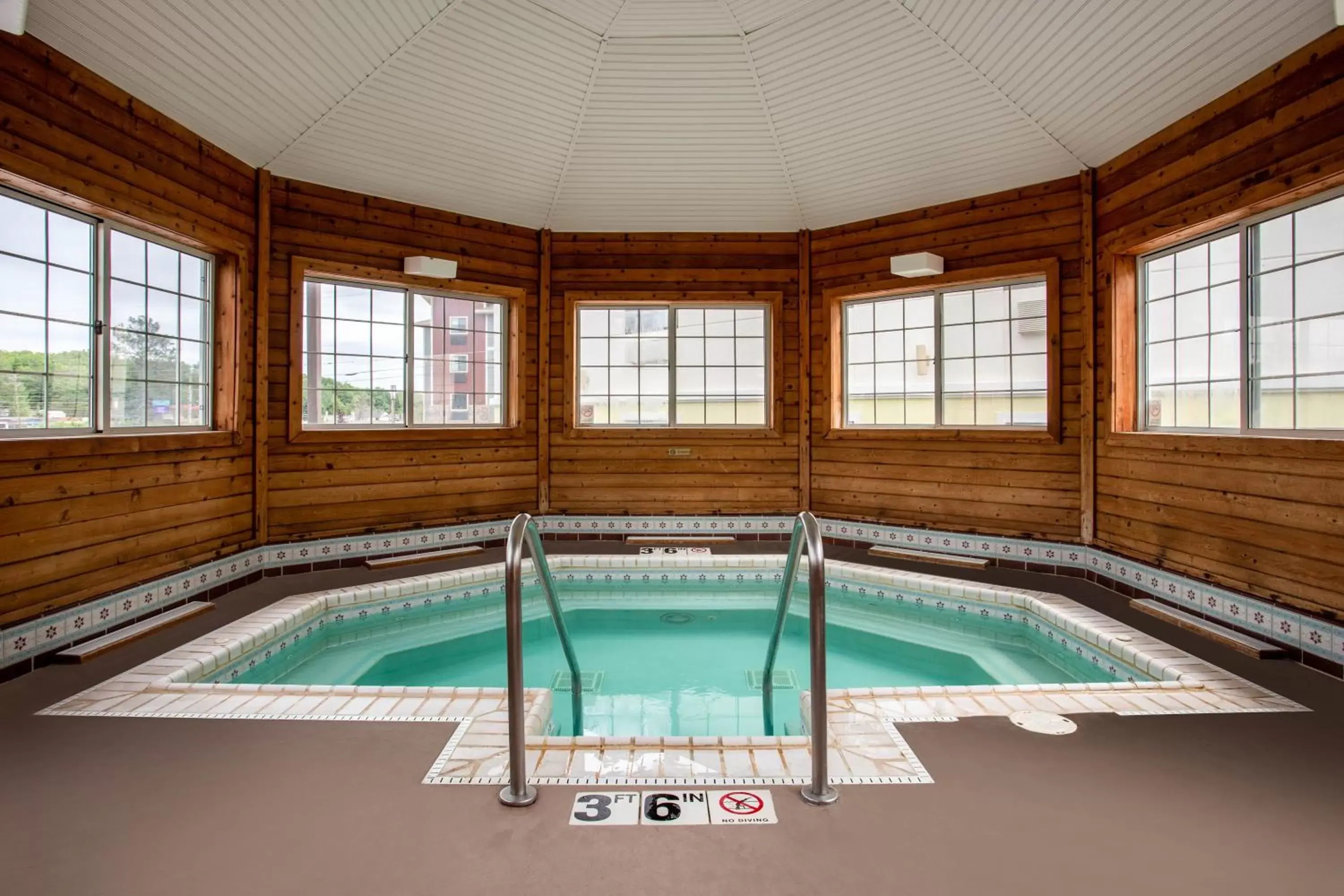 Hot Tub, Swimming Pool in Days Inn by Wyndham Marquette