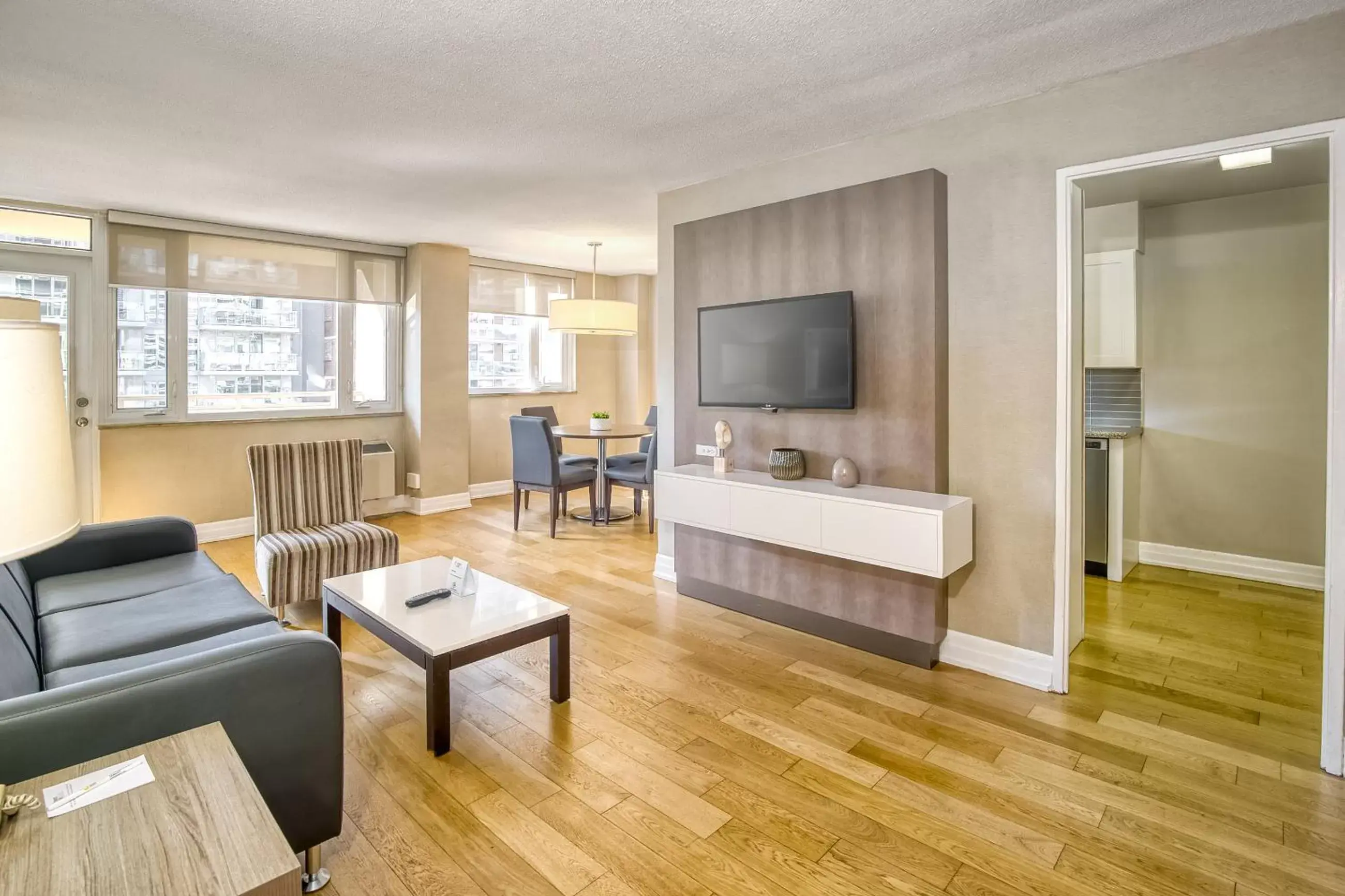 Living room, Seating Area in Town Inn Suites Hotel