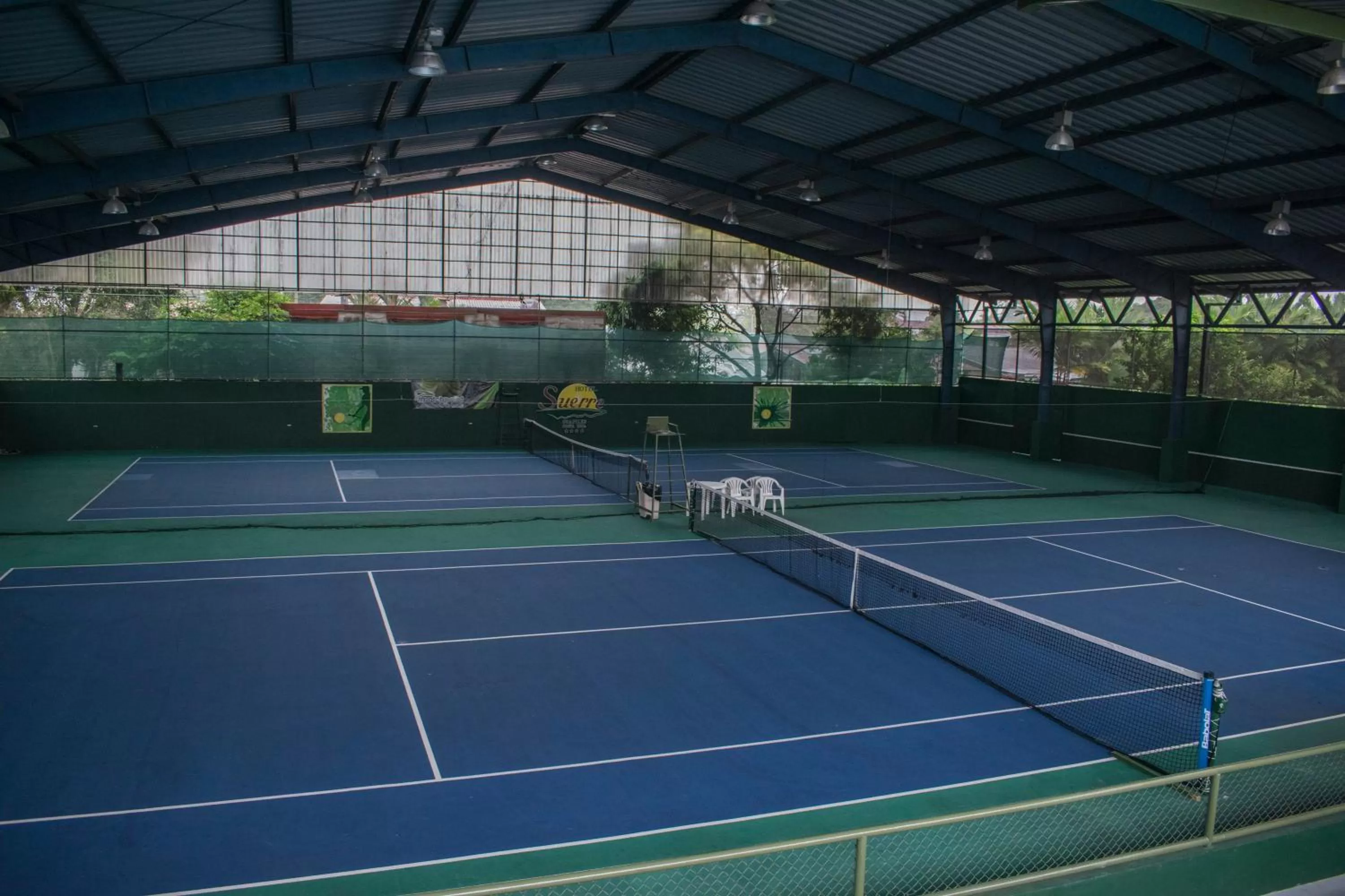 Tennis court in Hotel Suerre