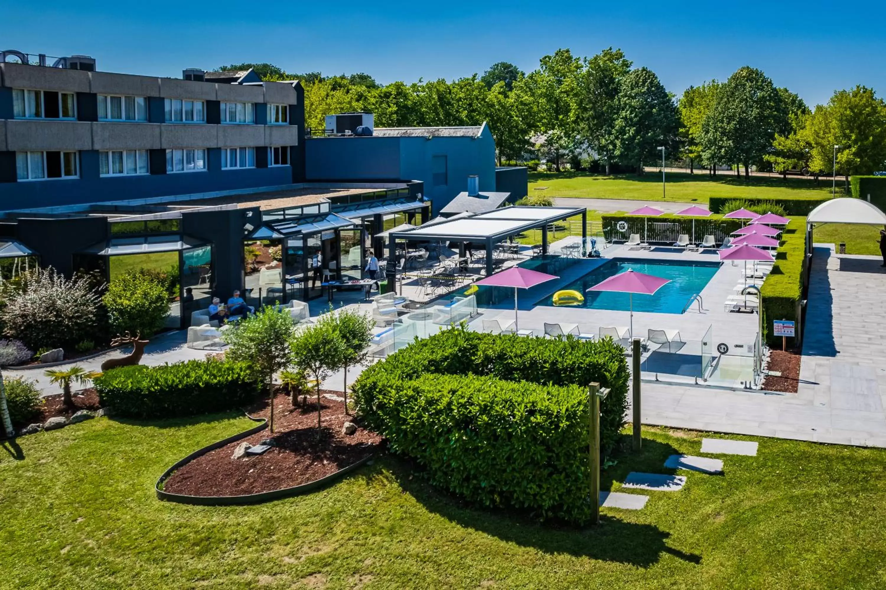 Garden, Pool View in Novotel Orléans Saint Jean de Braye