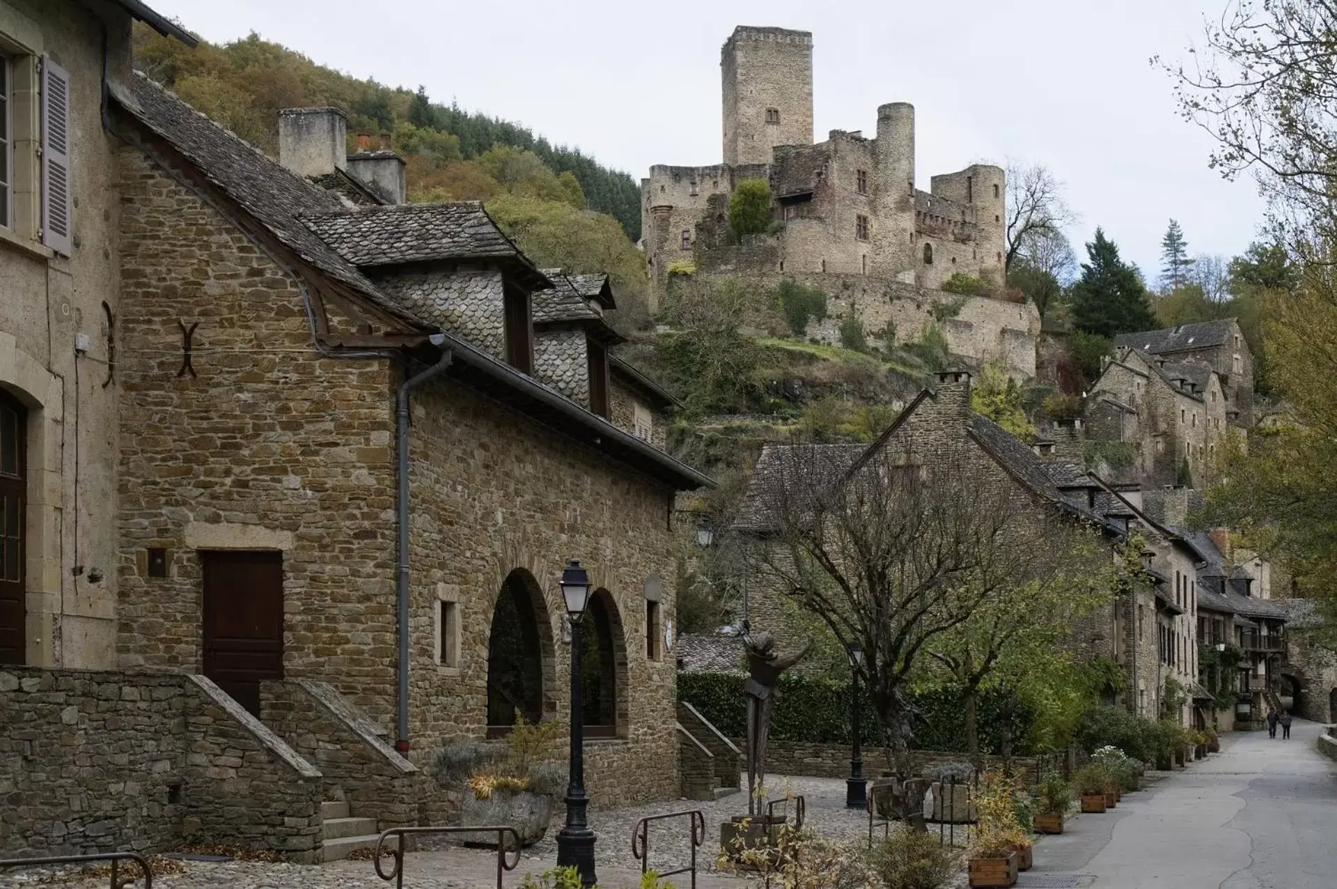 Nearby landmark, Facade/Entrance in Campanile Millau