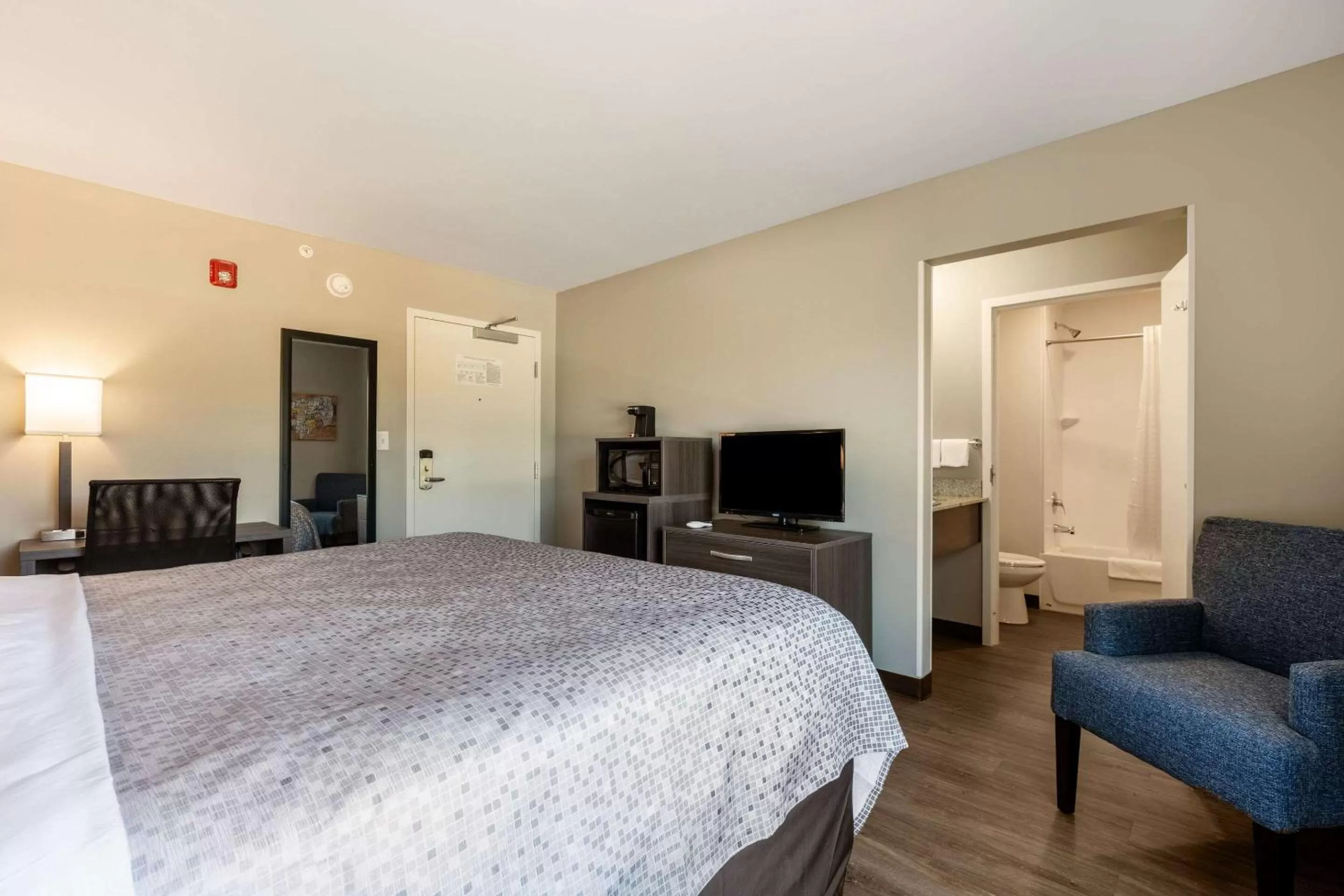 Photo of the whole room, Bed in Econo Lodge