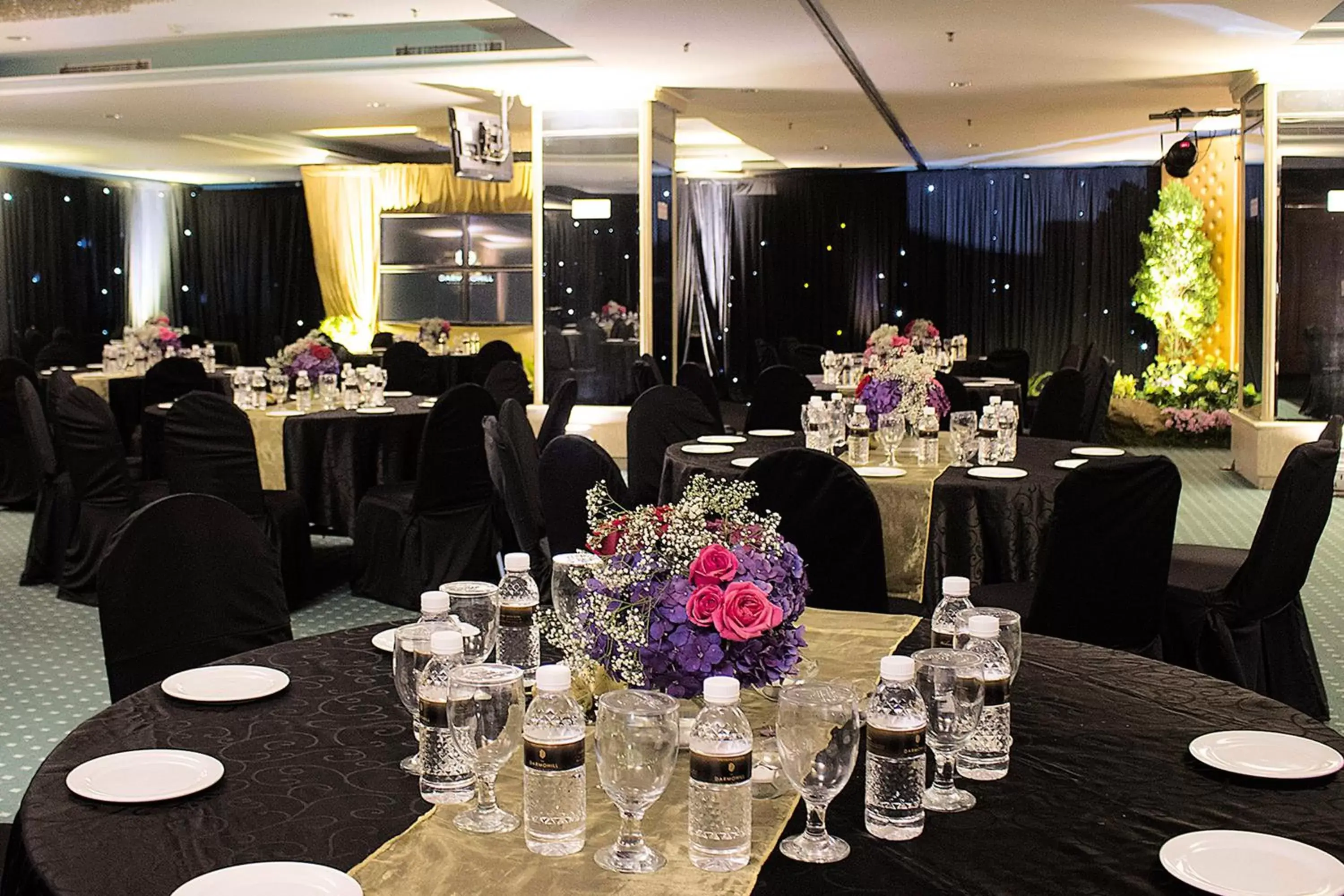 Banquet/Function facilities, Restaurant/Places to Eat in Tunjungan Hotel