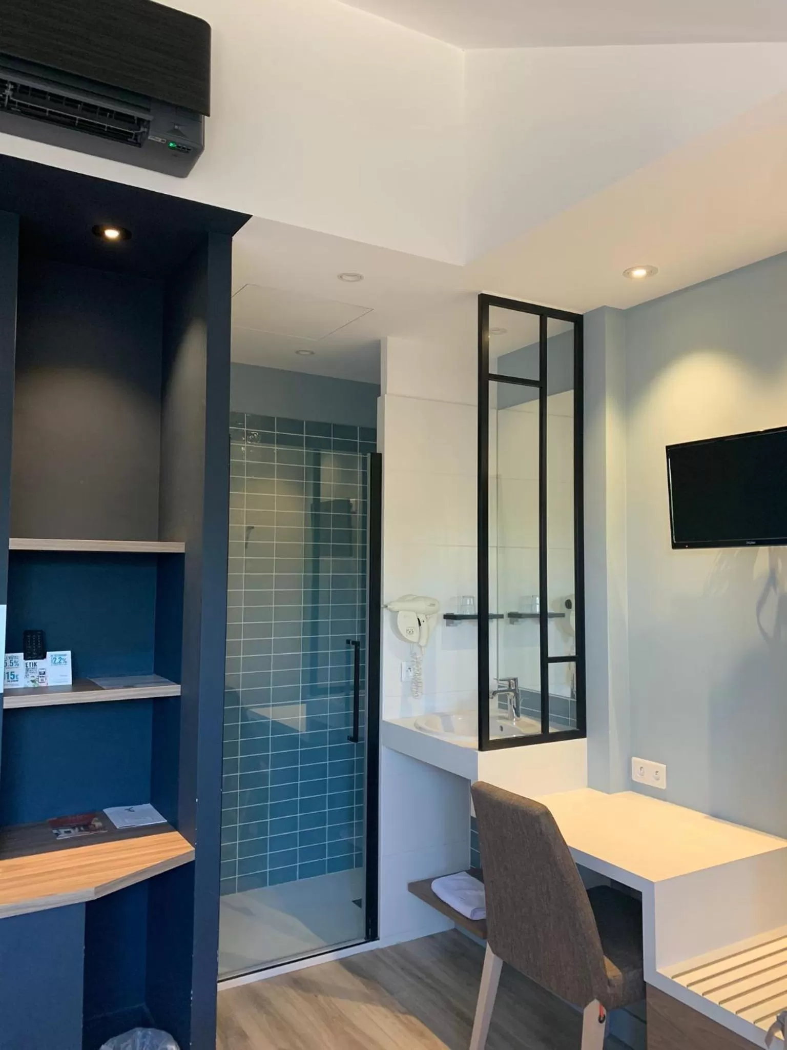 Shower in Logis Hôtel Domaine du Moulin Cavier - Restaurants & Spa