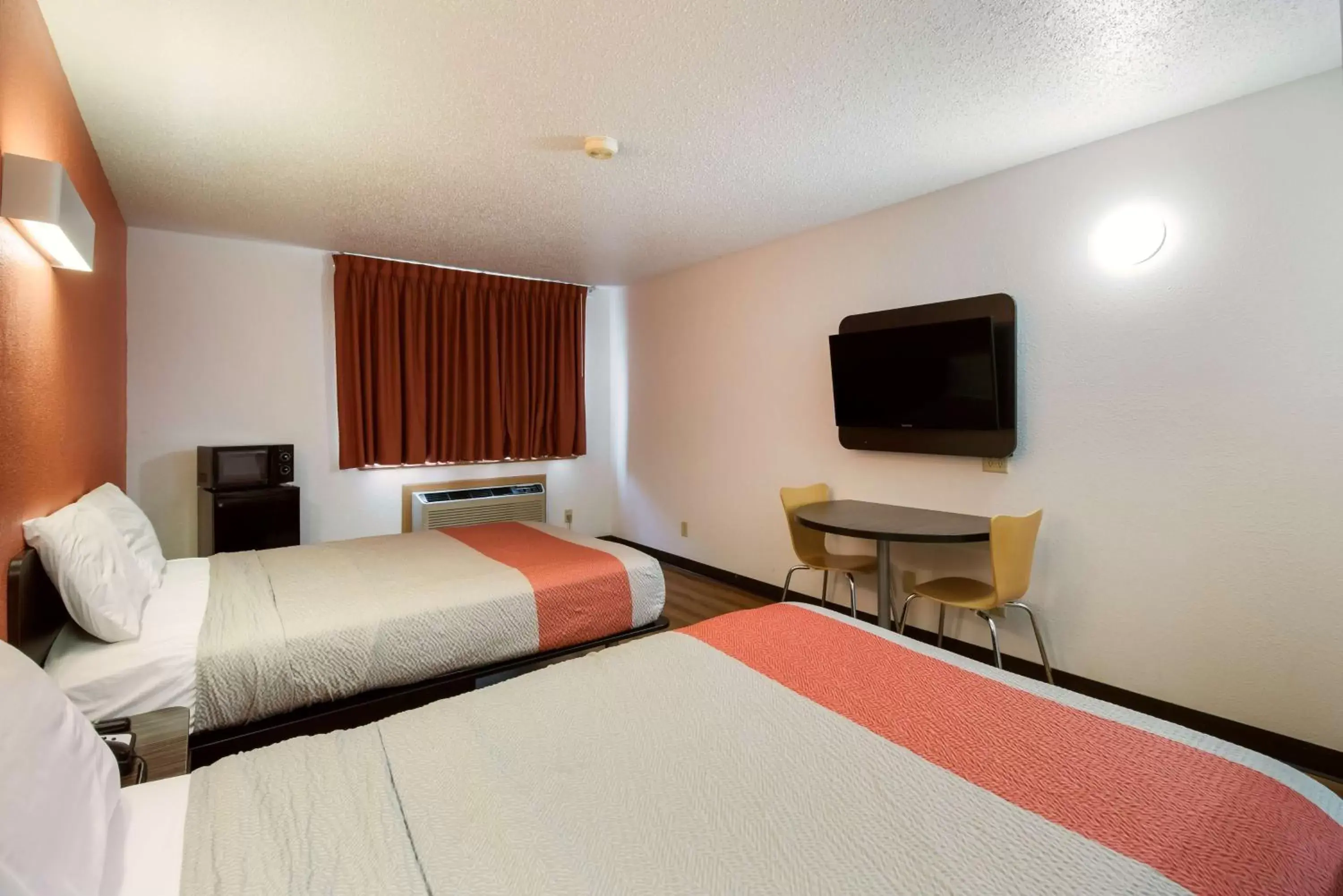 Photo of the whole room, Bed in Motel 6-Davenport, IA