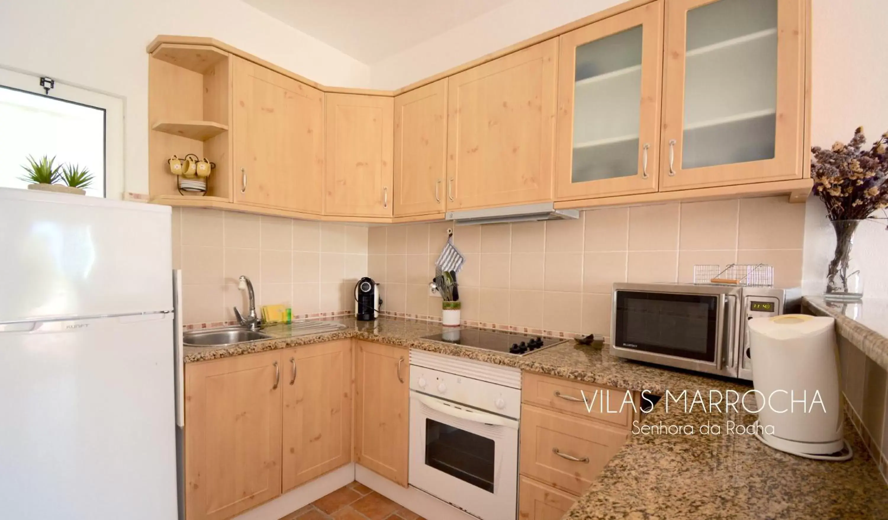 Coffee/tea facilities, Kitchen/Kitchenette in Vilas Marrocha