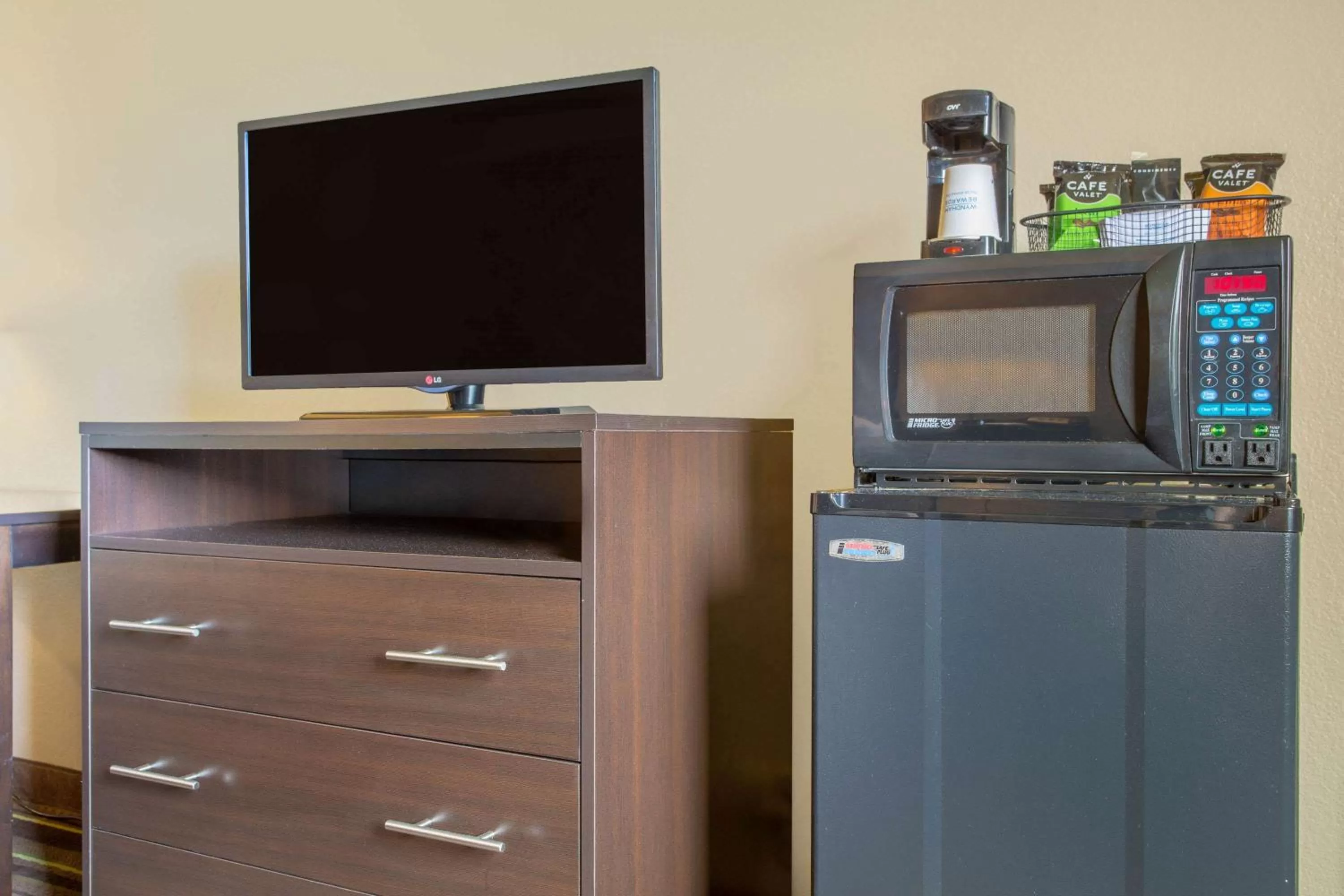 Photo of the whole room in Super 8 by Wyndham Weston WV