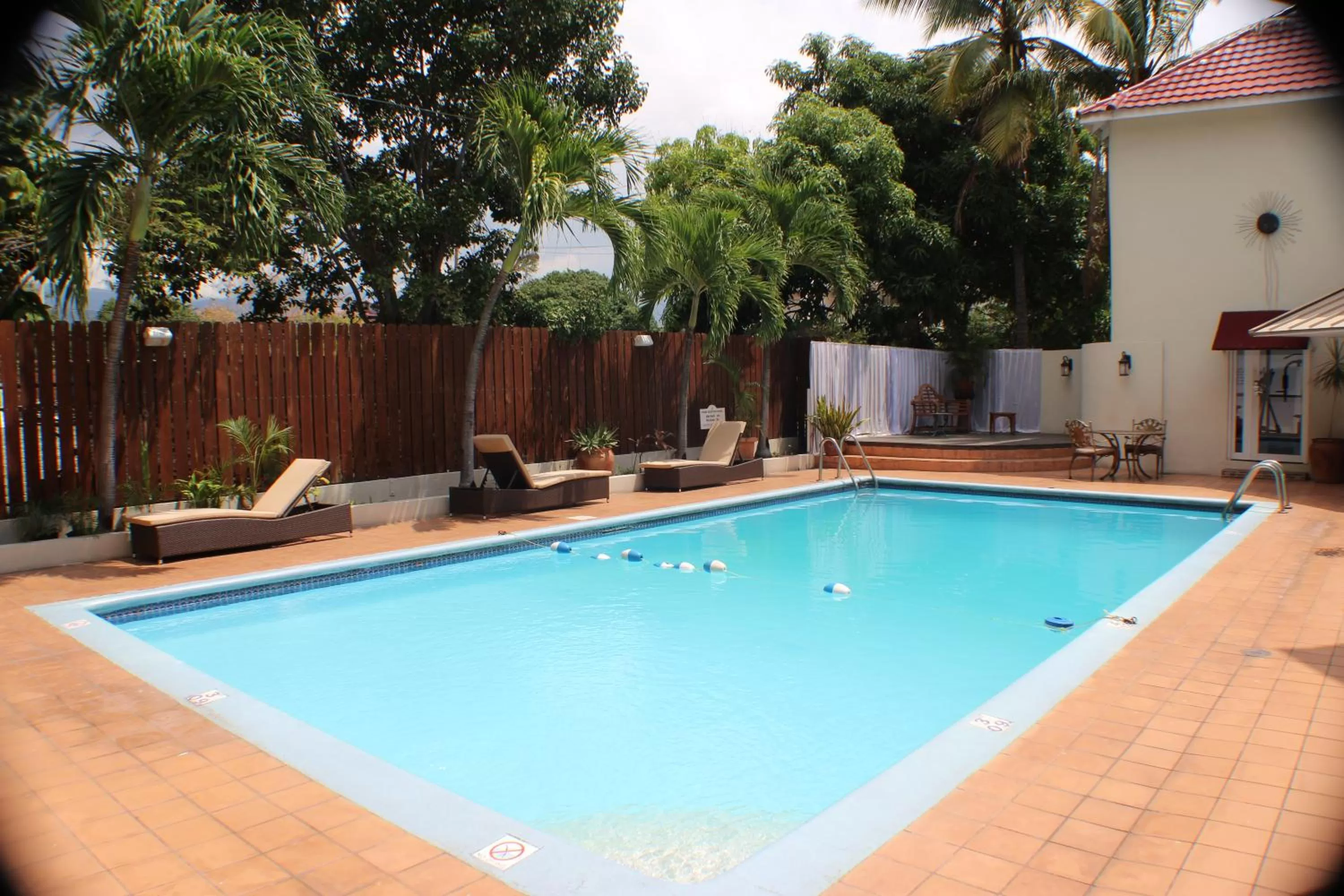 Swimming pool in Altamont Court Hotel